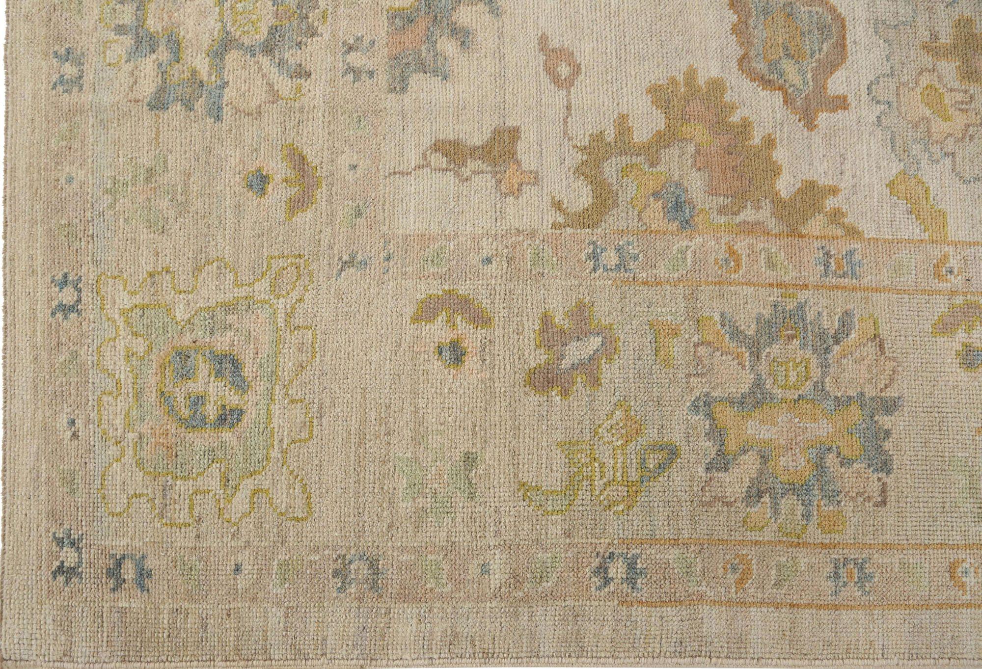 Entdecken Sie die Eleganz von Afghanistan Oushak mit Teppichen von Circa 1990. Dieses exklusive Design aus Wolle und Elfenbein ist perfekt, um Ihren Raum zu verschönern.
