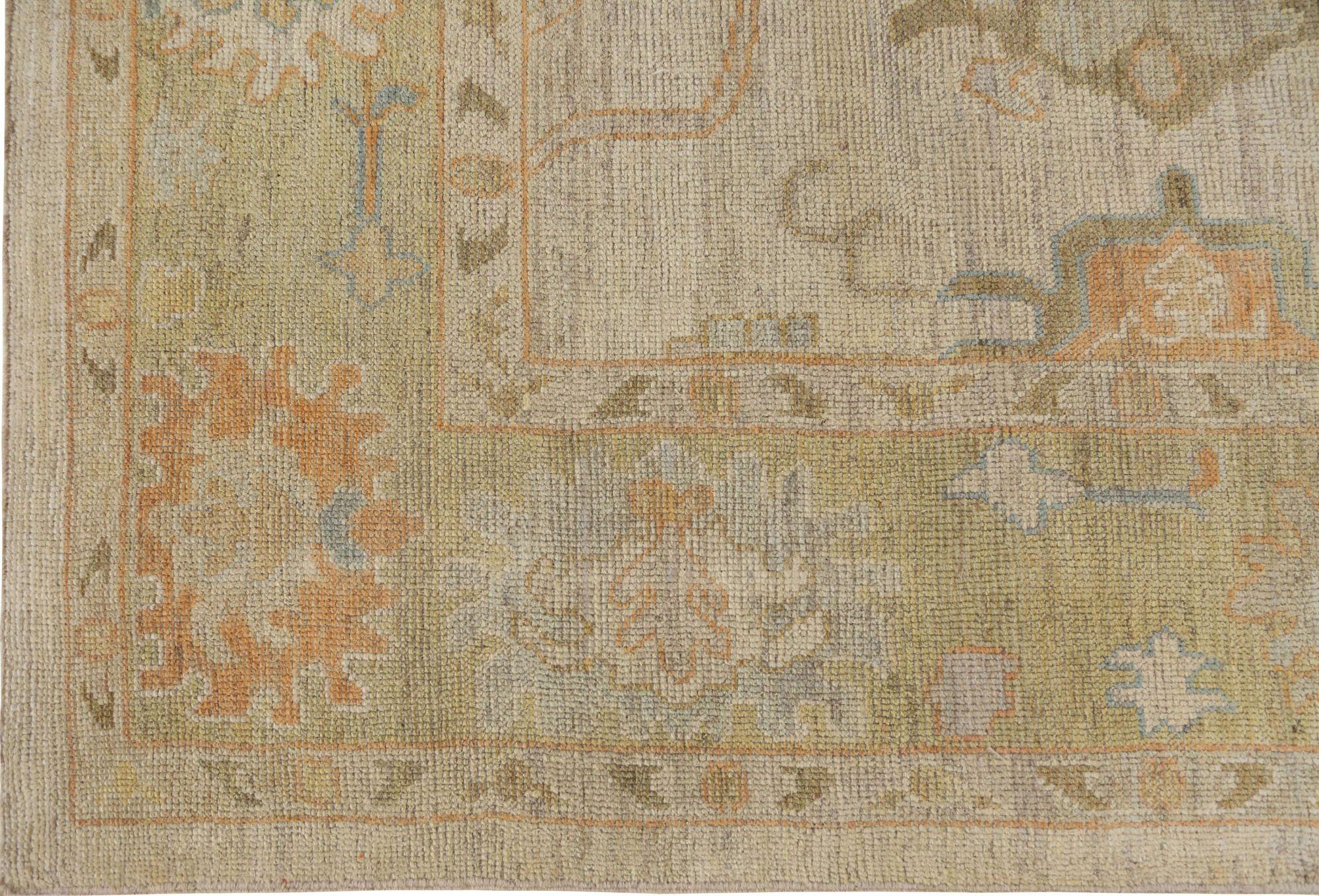 Entdecken Sie die Eleganz von Afghanistan Oushak mit Teppichen von Circa 1990. Dieses exklusive Design aus Wolle und Elfenbein ist perfekt, um Ihren Raum zu verschönern.