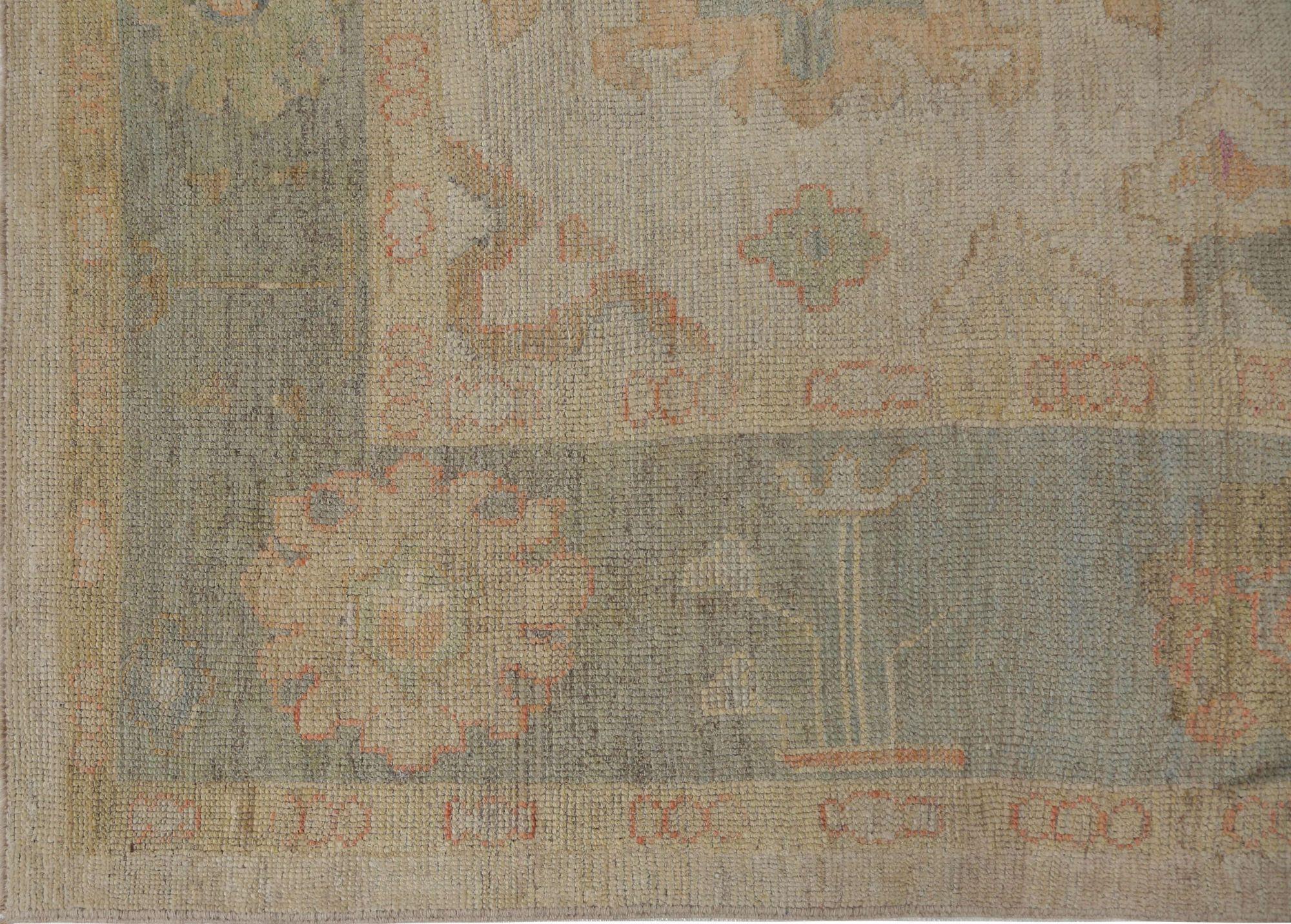 Entdecken Sie die Eleganz von Afghanistan Oushak mit Teppichen von Circa 1990. Dieses exklusive Design aus Wolle und Elfenbein ist perfekt, um Ihren Raum zu verschönern.
