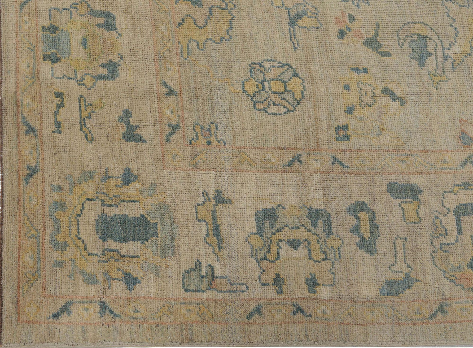 Entdecken Sie die Eleganz von Afghanistan Oushak mit Teppichen von Circa 1990. Dieses exklusive Design aus Wolle und Elfenbein ist perfekt, um Ihren Raum zu verschönern.