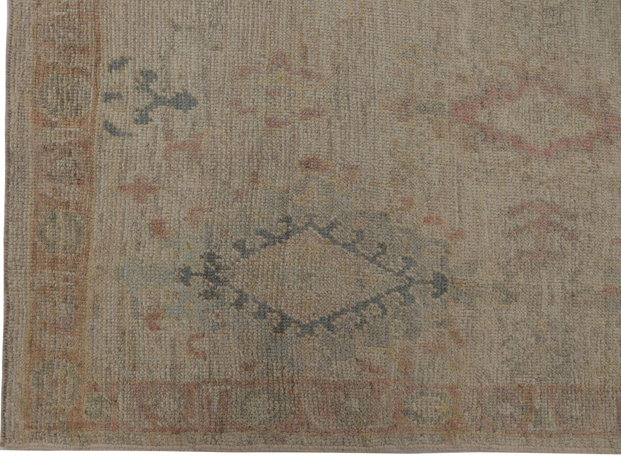 Entdecken Sie die Eleganz von Afghanistan Oushak mit Teppichen von Circa 1990. Dieses exklusive Design aus Wolle und Elfenbein ist perfekt, um Ihren Raum zu verschönern.