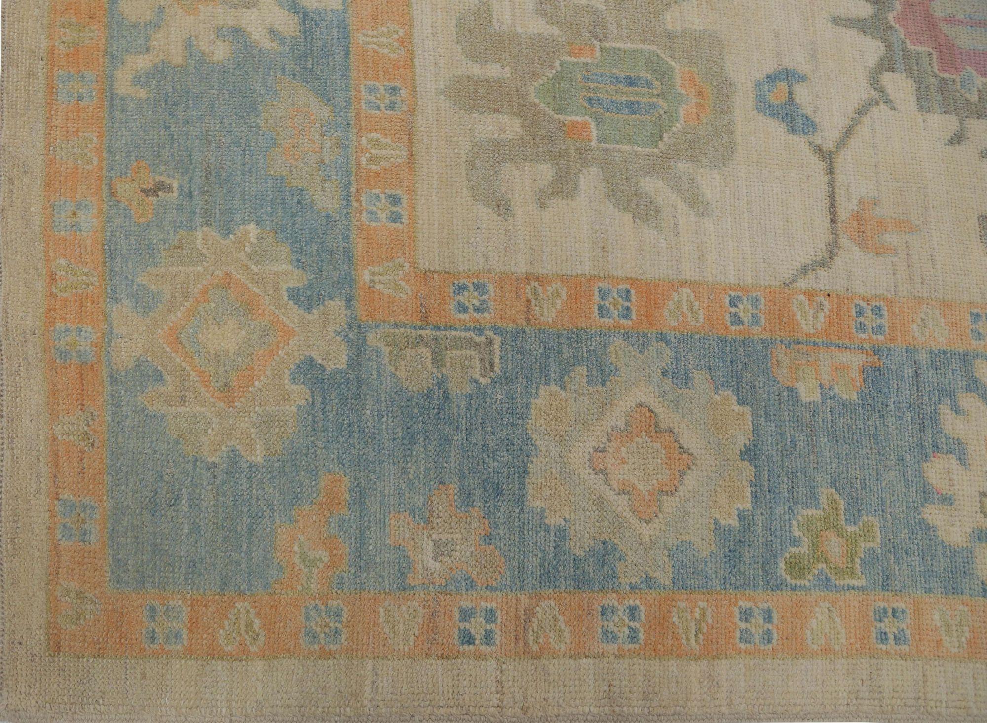 Entdecken Sie die Eleganz von Afghanistan Oushak mit Teppichen von Circa 1990. Dieses exklusive Design aus Wolle und Elfenbein ist perfekt, um Ihren Raum zu verschönern.