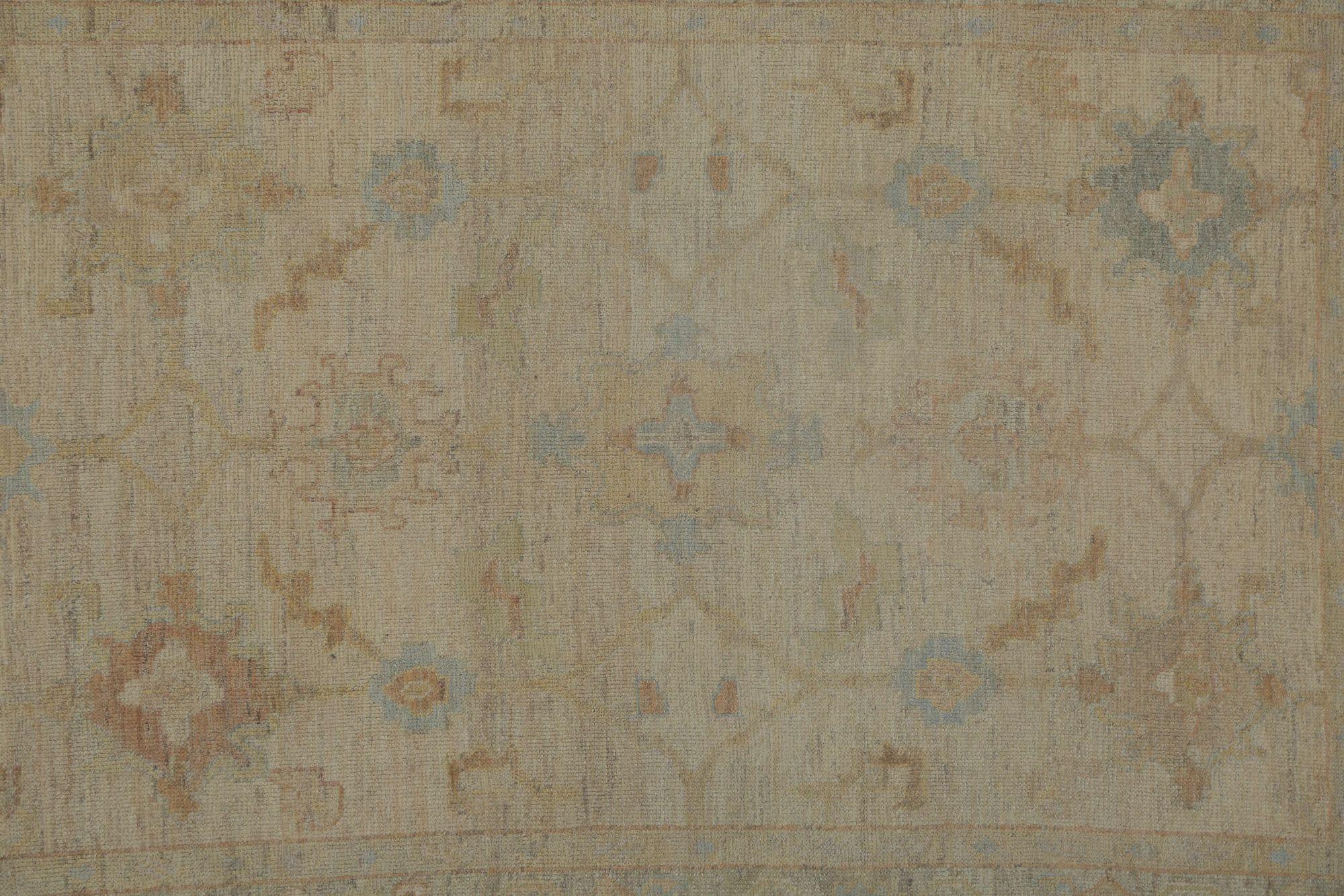 Entdecken Sie die Eleganz von Afghanistan Oushak mit Teppichen von Circa 1990. Dieses exklusive Design aus Wolle und Elfenbein ist perfekt, um Ihren Raum zu verschönern.