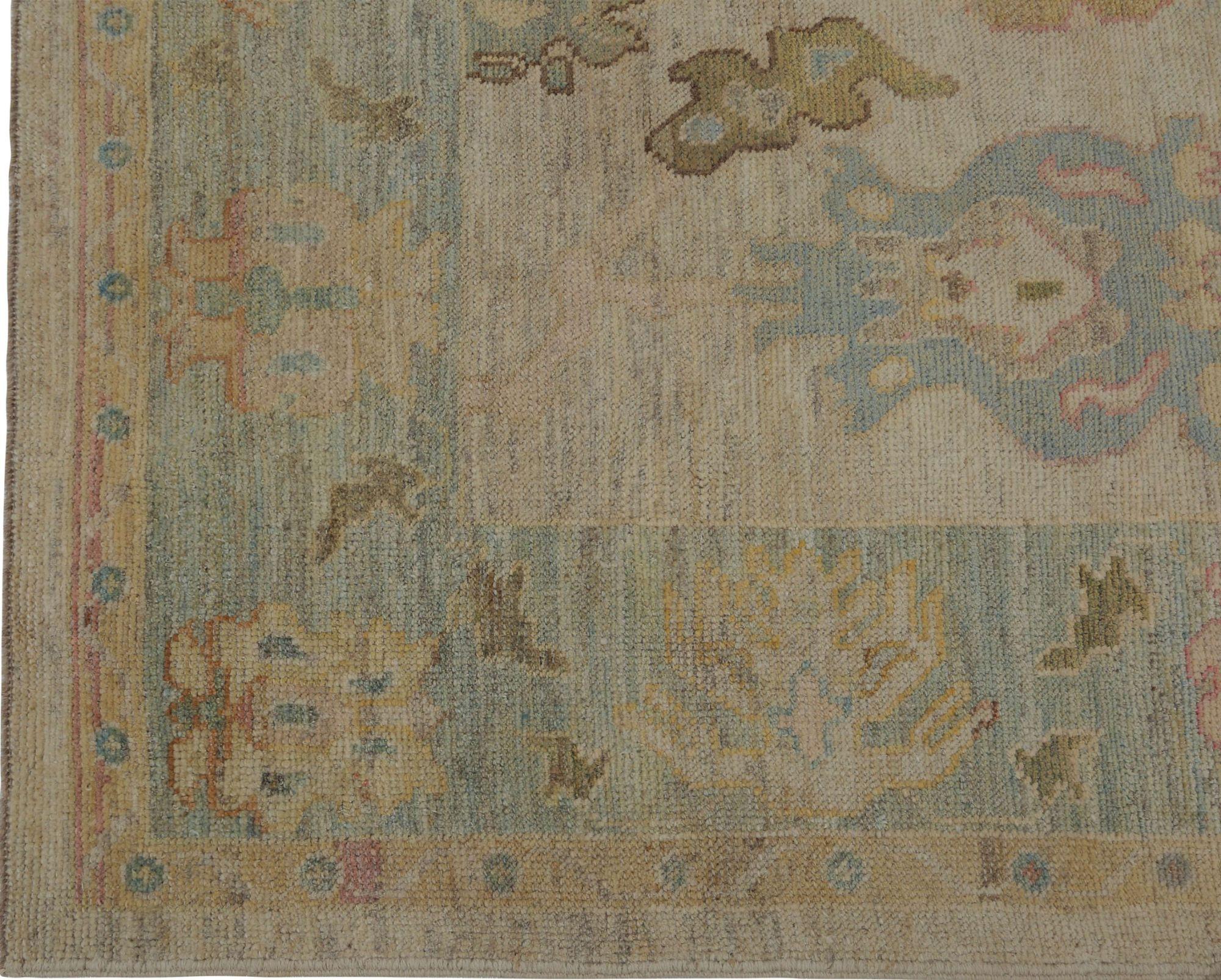 Entdecken Sie die Eleganz von Afghanistan Oushak mit Teppichen von Circa 1990. Dieses exklusive Design aus Wolle und Elfenbein ist perfekt, um Ihren Raum zu verschönern.