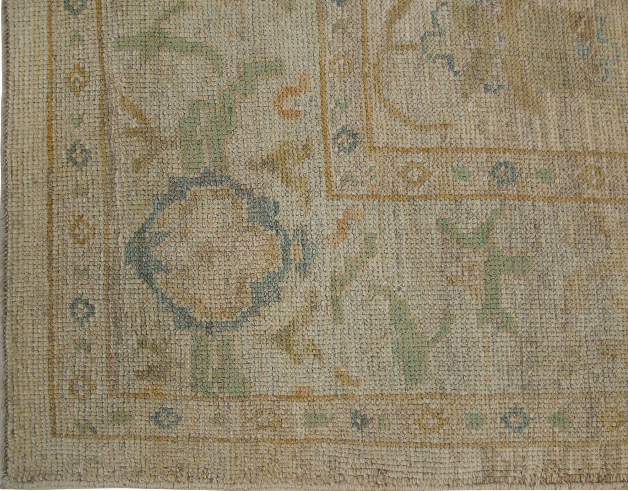 Entdecken Sie die Eleganz von Afghanistan Oushak mit Teppichen von Circa 1990. Dieses exklusive Design aus Wolle und Elfenbein ist perfekt, um Ihren Raum zu verschönern.