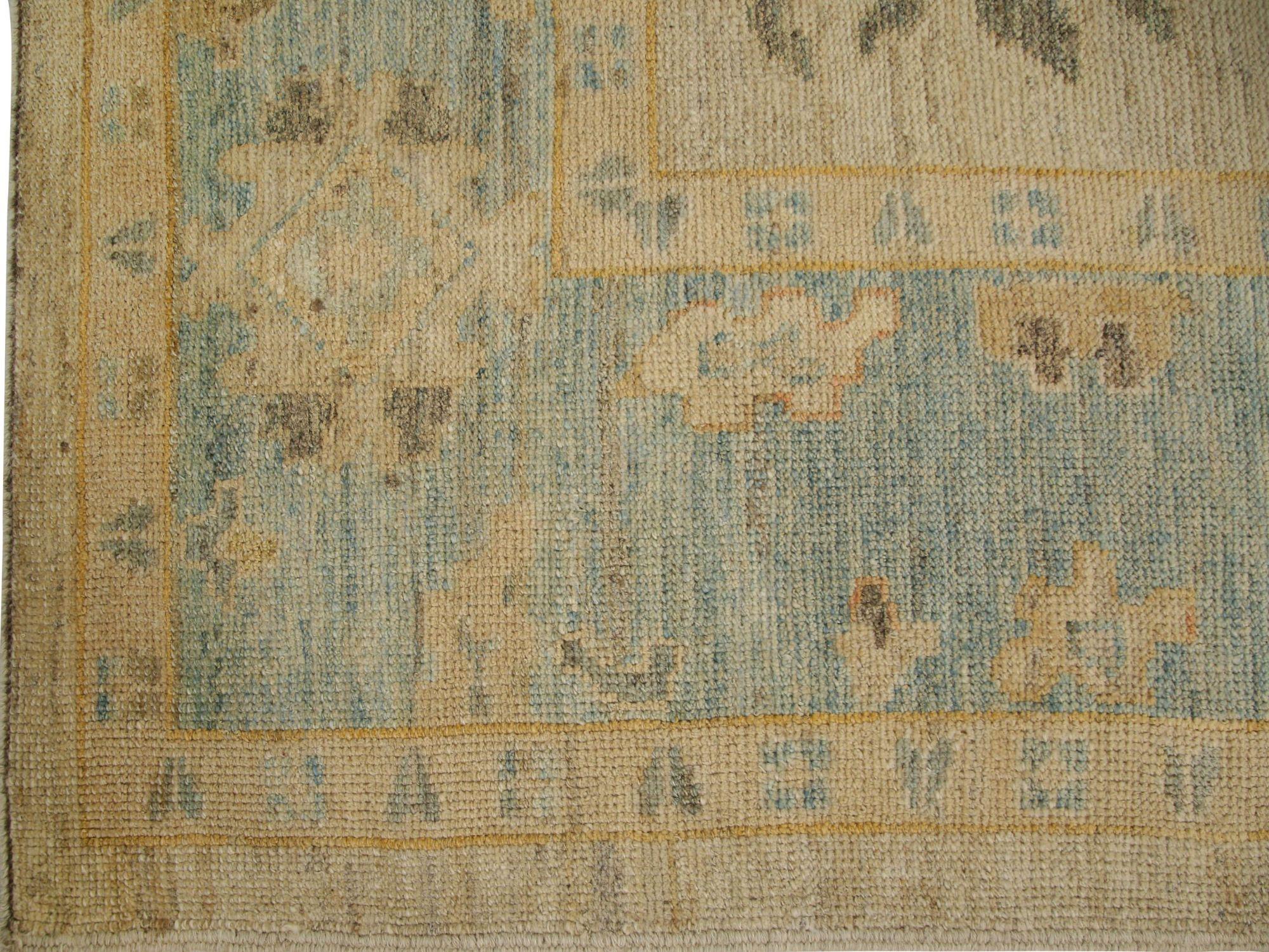 Entdecken Sie die Eleganz von Afghanistan Oushak mit Teppichen von Circa 1990. Dieses exklusive Design aus Wolle und Elfenbein ist perfekt, um Ihren Raum zu verschönern.