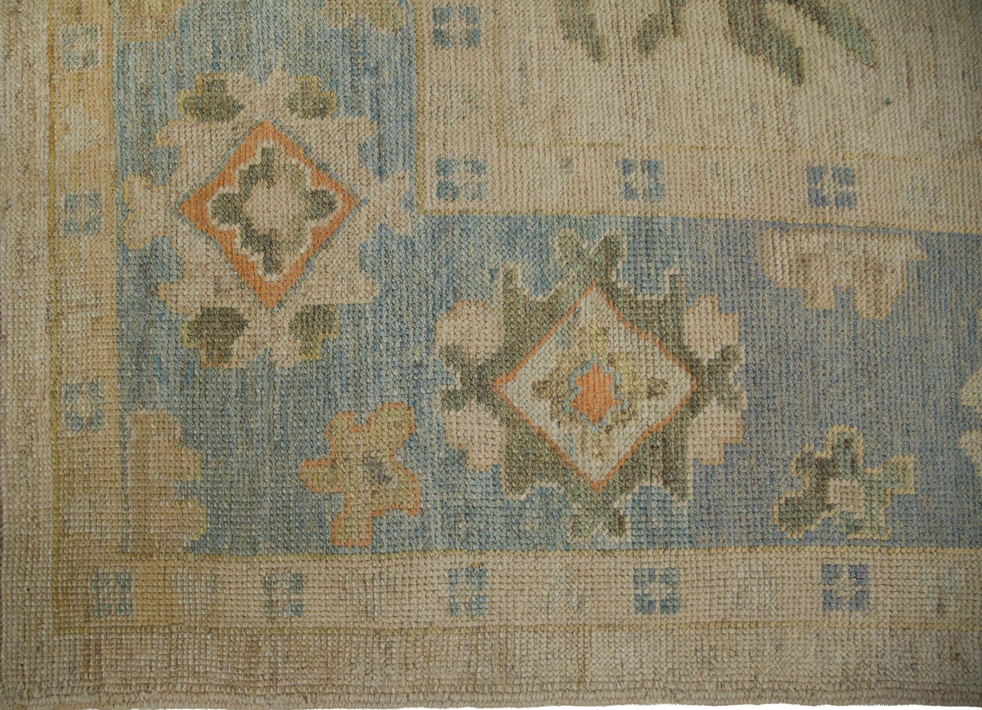 Entdecken Sie die Eleganz von Afghanistan Oushak mit Teppichen von Circa 1990. Dieses exklusive Design aus Wolle und Elfenbein ist perfekt, um Ihren Raum zu verschönern.