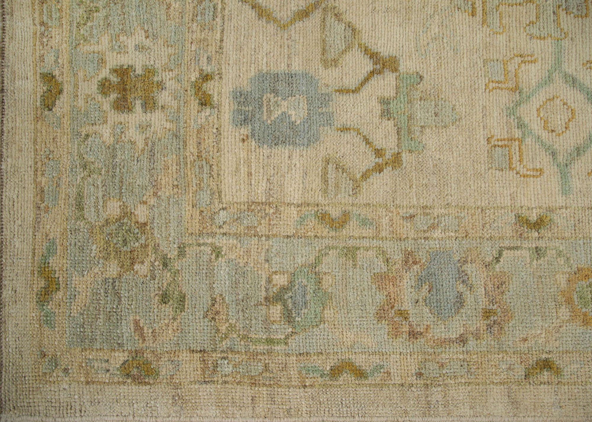 Entdecken Sie die Eleganz von Afghanistan Oushak mit Teppichen von Circa 1990. Dieses exklusive Design aus Wolle und Elfenbein ist perfekt, um Ihren Raum zu verschönern.
