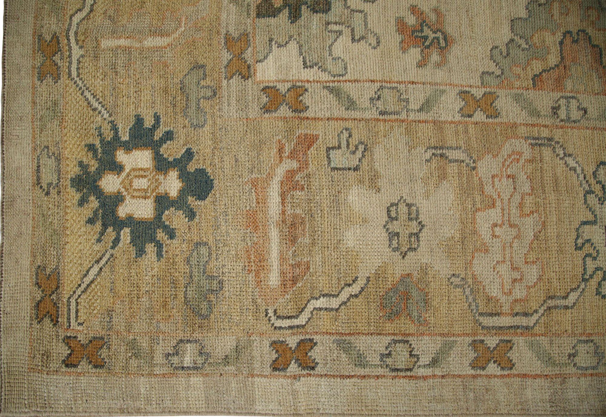 Entdecken Sie die Eleganz von Afghanistan Oushak mit Teppichen von Circa 1990. Dieses exklusive Design aus Wolle und Elfenbein ist perfekt, um Ihren Raum zu verschönern.