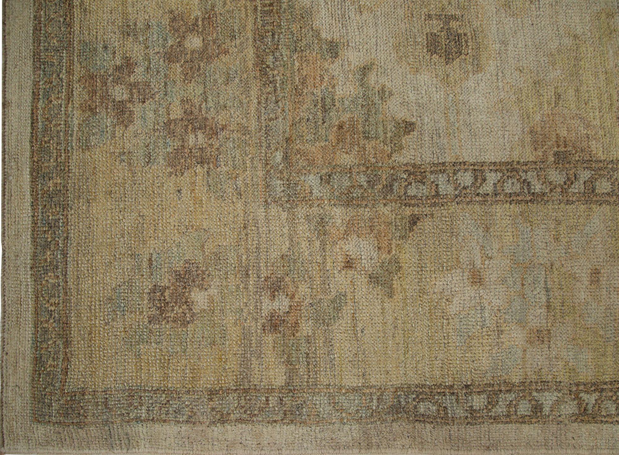 Entdecken Sie die Eleganz von Afghanistan Oushak mit Teppichen von Circa 1990. Dieses exklusive Design aus Wolle und Elfenbein ist perfekt, um Ihren Raum zu verschönern.