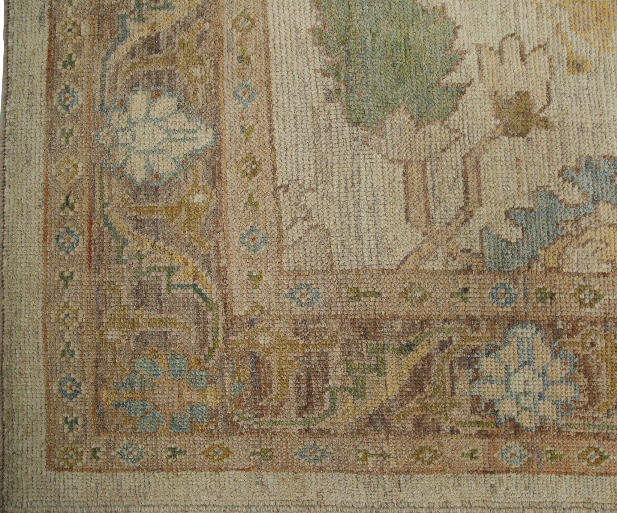 Entdecken Sie die Eleganz von Afghanistan Oushak mit Teppichen von Circa 1990. Dieses exklusive Design aus Wolle und Elfenbein ist perfekt, um Ihren Raum zu verschönern.