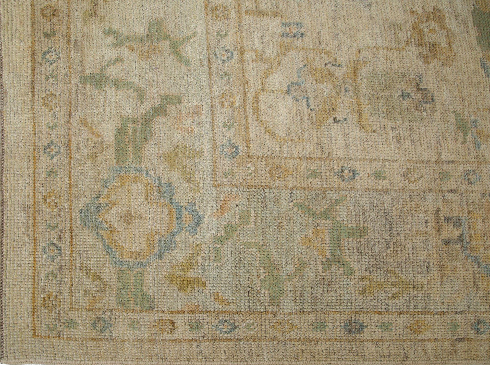 Entdecken Sie die Eleganz von Afghanistan Oushak mit Teppichen von Circa 1990. Dieses exklusive Design aus Wolle und Elfenbein ist perfekt, um Ihren Raum zu verschönern.