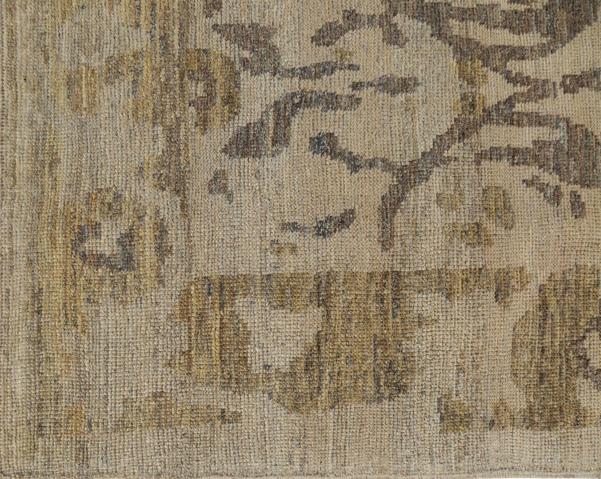 Entdecken Sie die Eleganz von Afghanistan Oushak mit Teppichen von Circa 1990. Dieses exklusive Design aus Wolle und Elfenbein ist perfekt, um Ihren Raum zu verschönern.