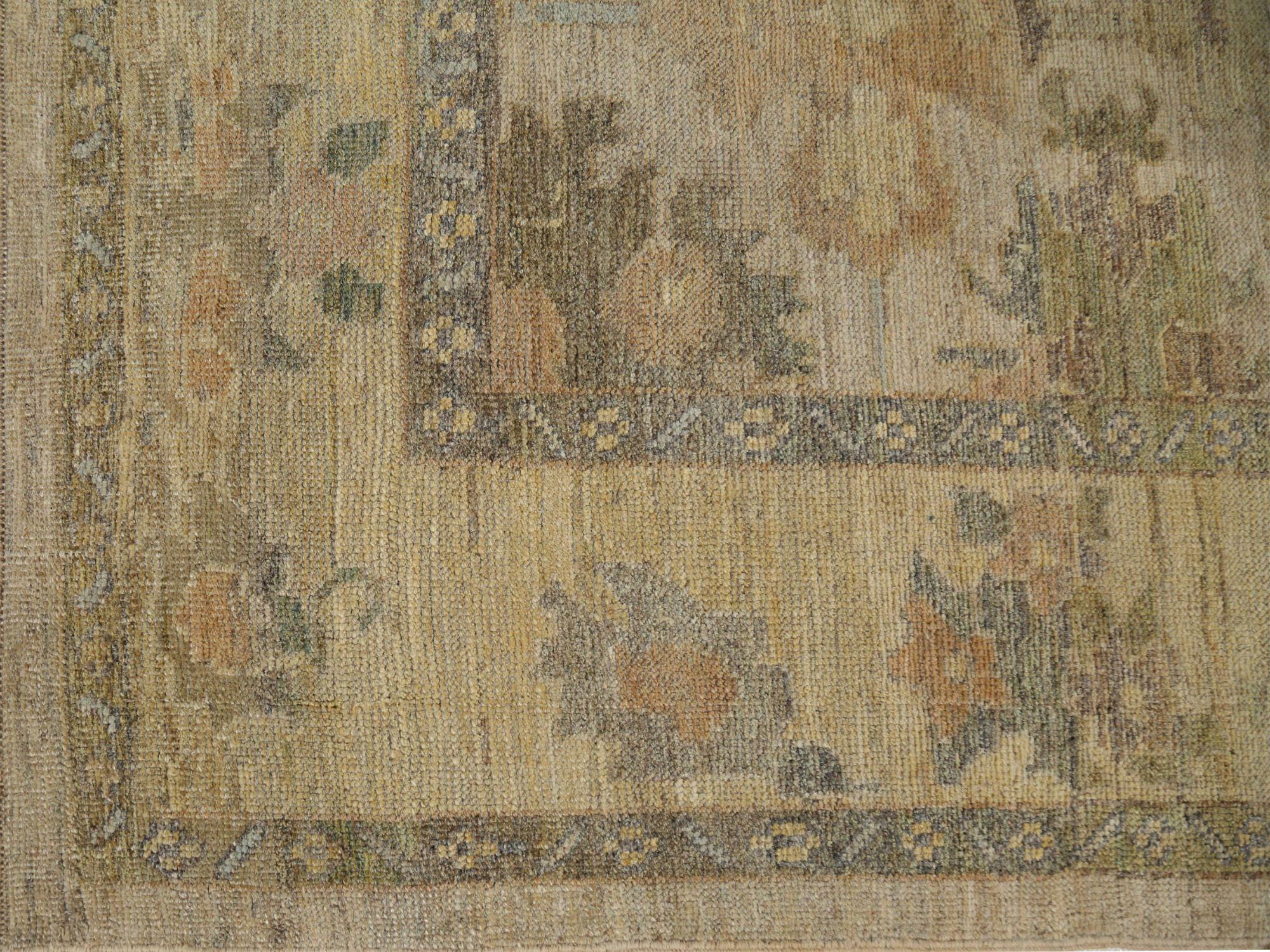 Entdecken Sie die Eleganz von Afghanistan Oushak mit Teppichen von Circa 1990. Dieses exklusive Design aus Wolle und Elfenbein ist perfekt, um Ihren Raum zu verschönern.