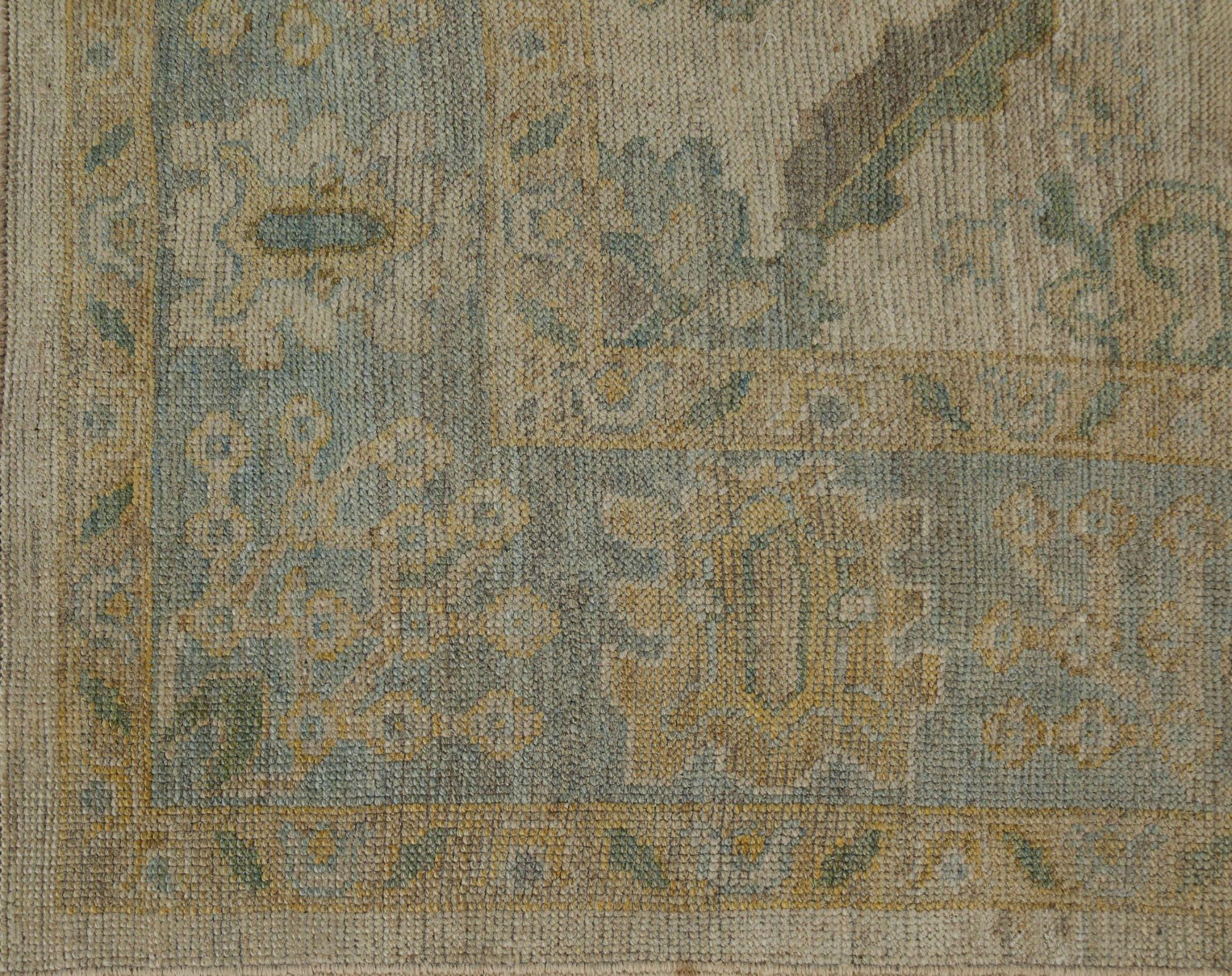Entdecken Sie die Eleganz von Afghanistan Oushak mit Teppichen von Circa 1990. Dieses exklusive Design aus Wolle und Elfenbein ist perfekt, um Ihren Raum zu verschönern.