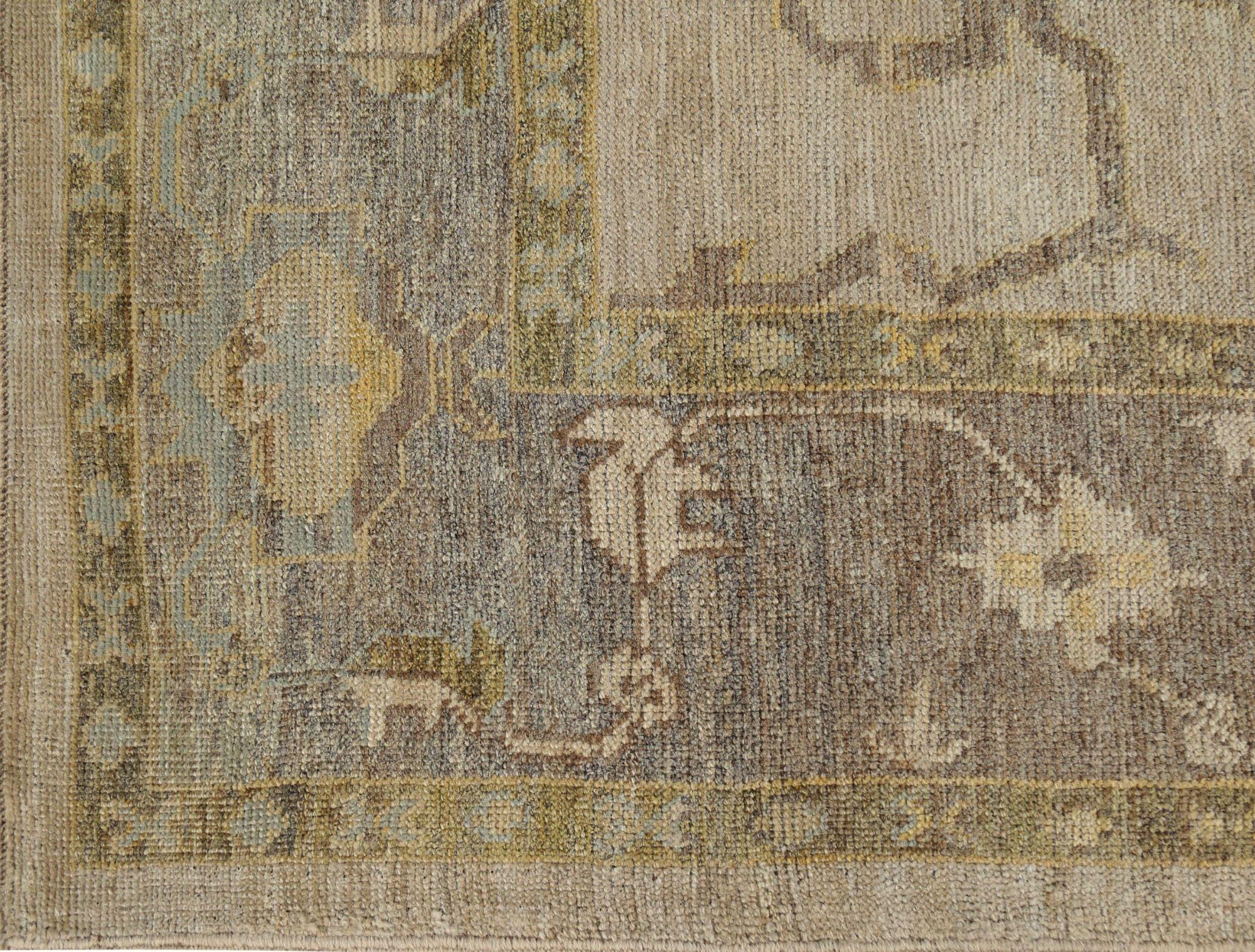 Entdecken Sie die Eleganz von Afghanistan Oushak mit Teppichen von Circa 1990. Dieses exklusive Design aus Wolle und Elfenbein ist perfekt, um Ihren Raum zu verschönern.