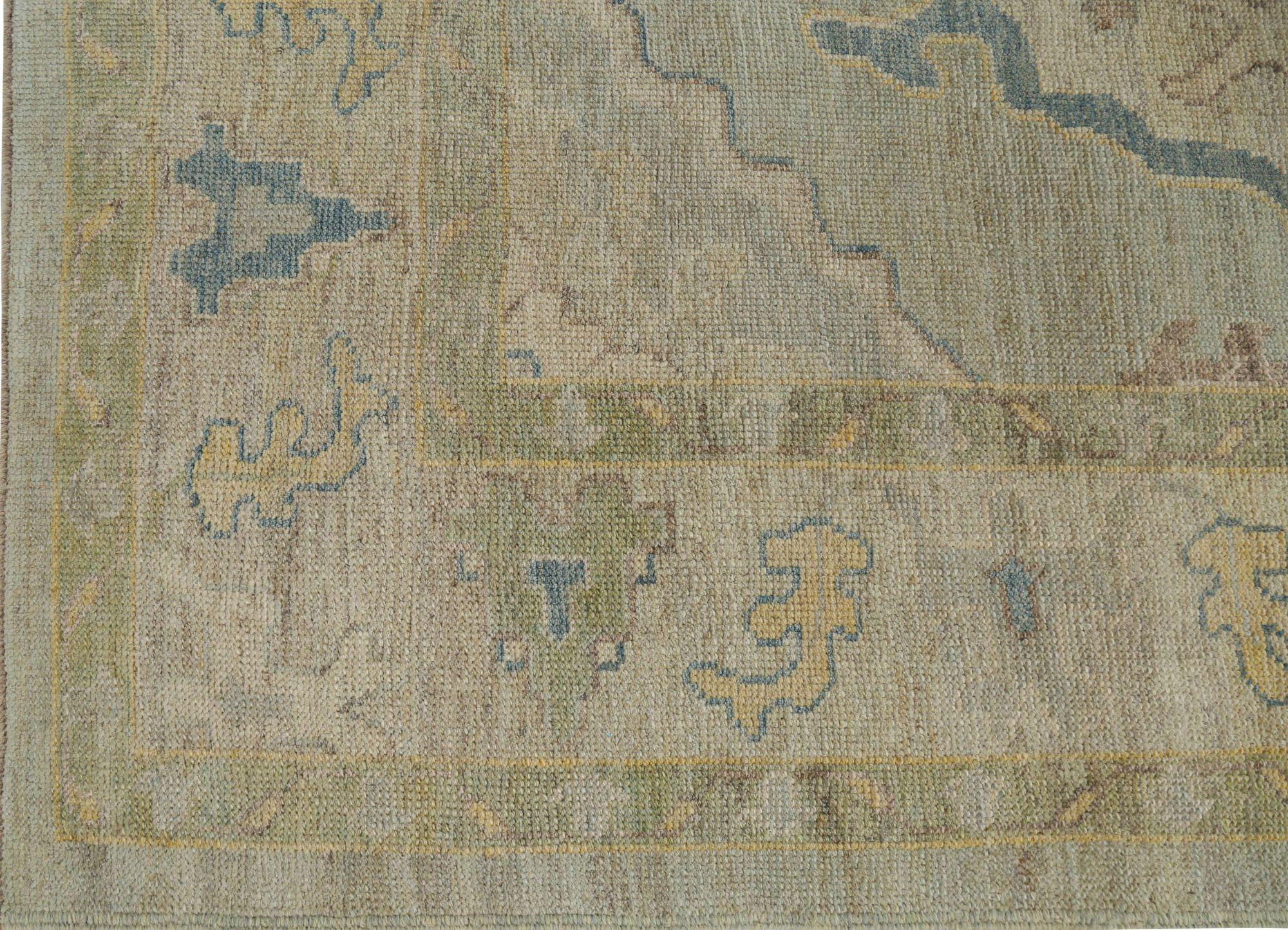 Entdecken Sie die Eleganz von Afghanistan Oushak mit Teppichen von Circa 1990. Dieses exklusive Design aus Wolle und Elfenbein ist perfekt, um Ihren Raum zu verschönern.