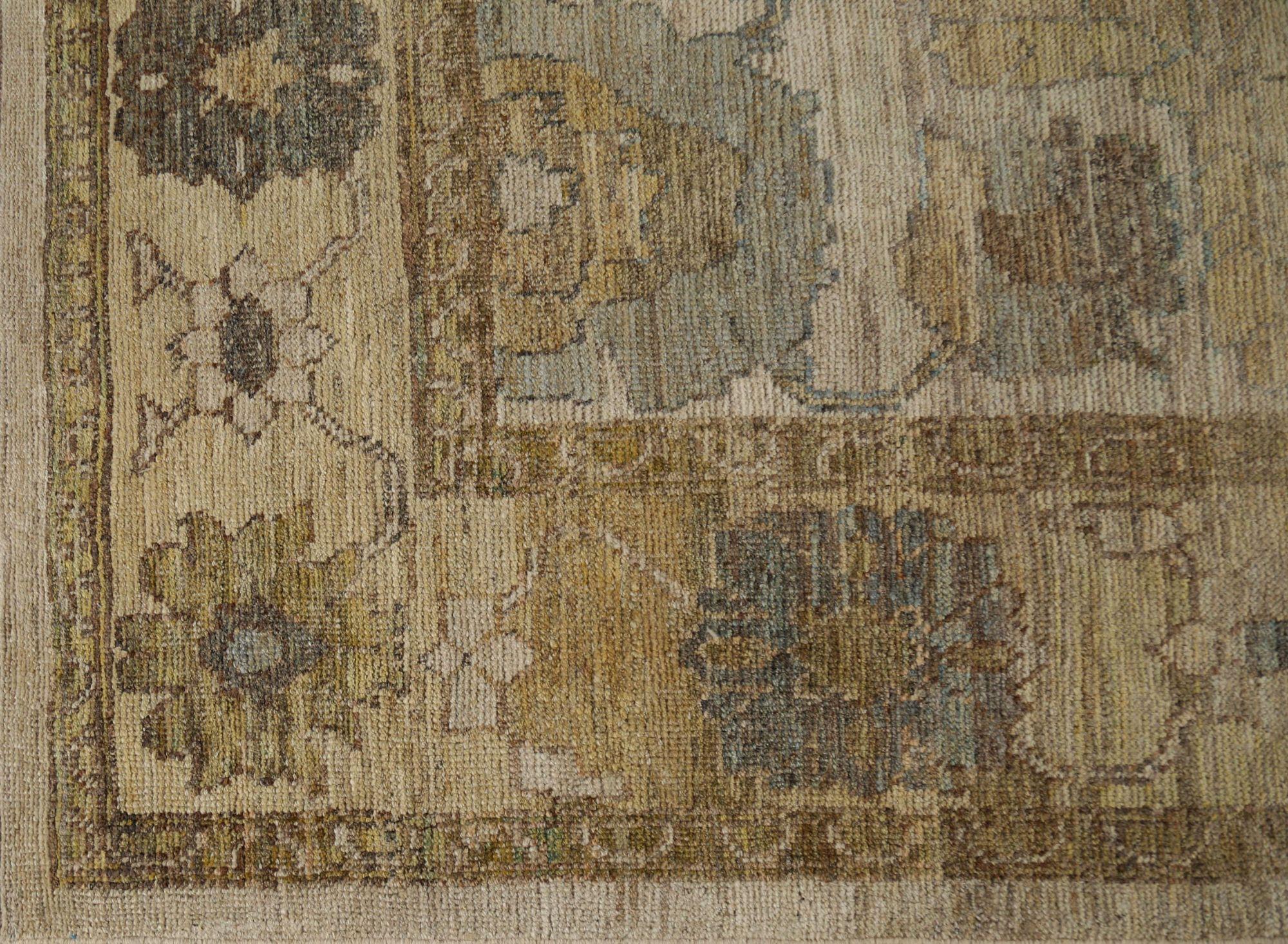 Entdecken Sie die Eleganz von Afghanistan Oushak mit Teppichen von Circa 1990. Dieses exklusive Design aus Wolle und Elfenbein ist perfekt, um Ihren Raum zu verschönern.