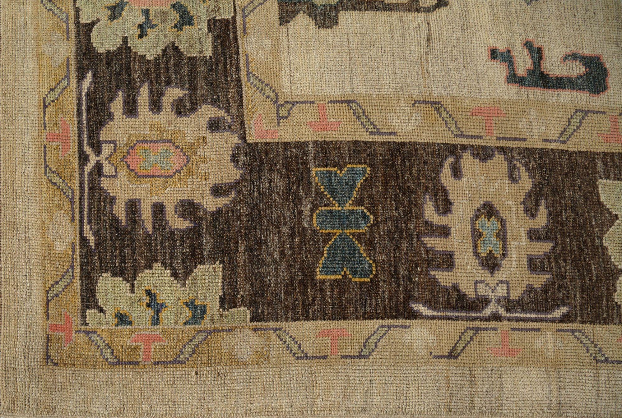Entdecken Sie die Eleganz von Afghanistan Oushak mit Teppichen von Circa 1990. Dieses exklusive Design aus Wolle und Elfenbein ist perfekt, um Ihren Raum zu verschönern.