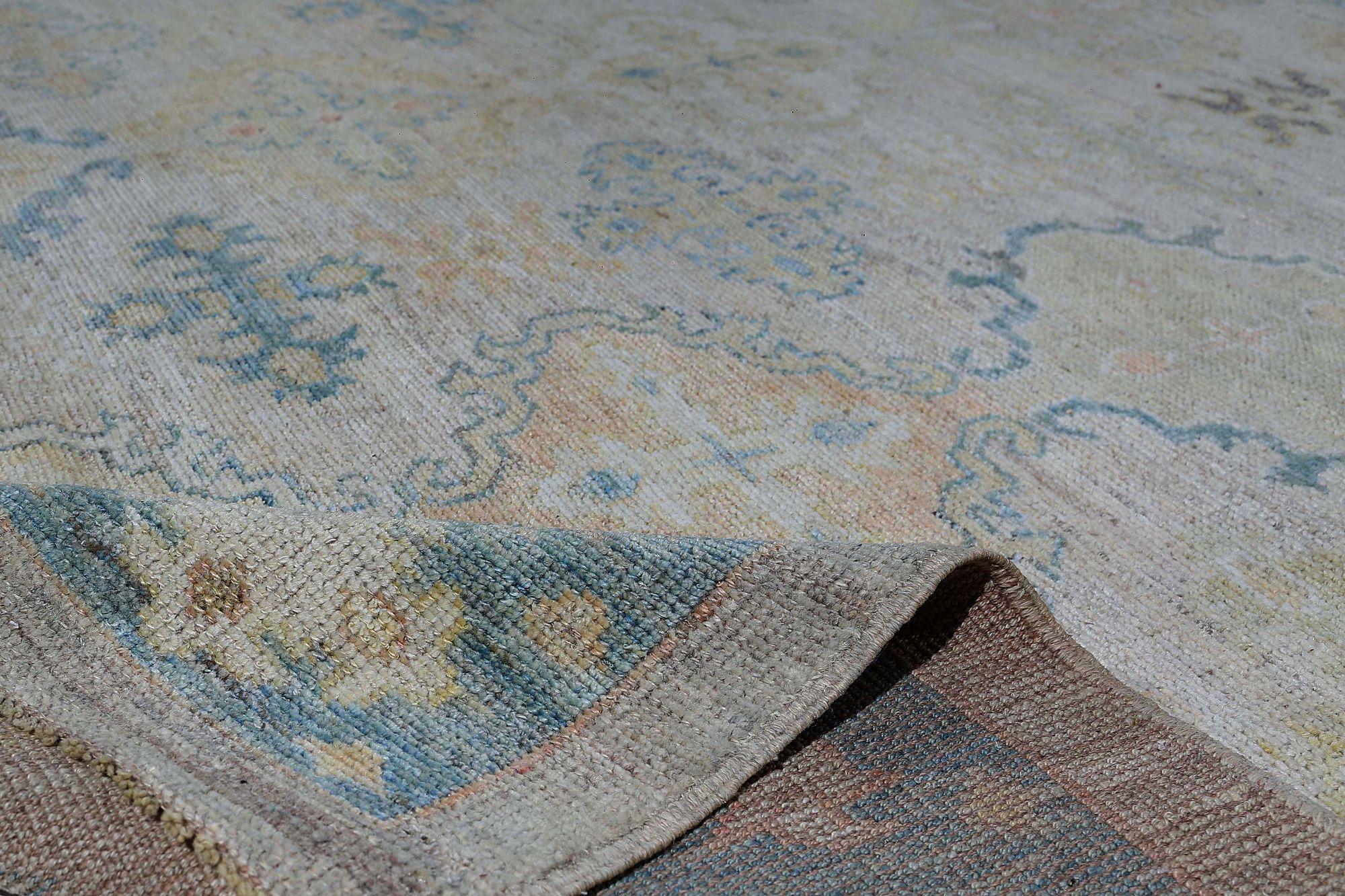 Entdecken Sie die Eleganz von Afghanistan Oushak mit Teppichen von Circa 1990. Dieses exklusive Design aus Wolle und Elfenbein ist perfekt, um Ihren Raum zu verschönern.
