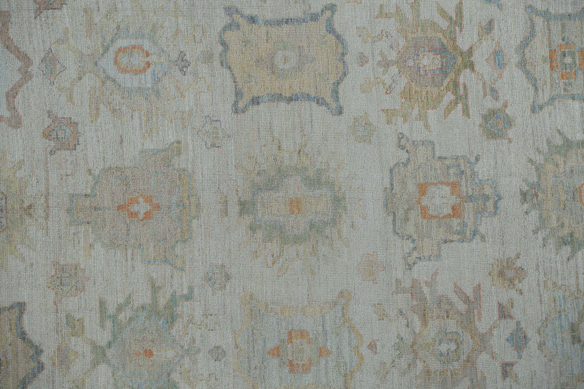 Entdecken Sie die Eleganz von Afghanistan Oushak mit Teppichen von Circa 1990. Dieses exklusive Design aus Wolle und Elfenbein ist perfekt, um Ihren Raum zu verschönern.
