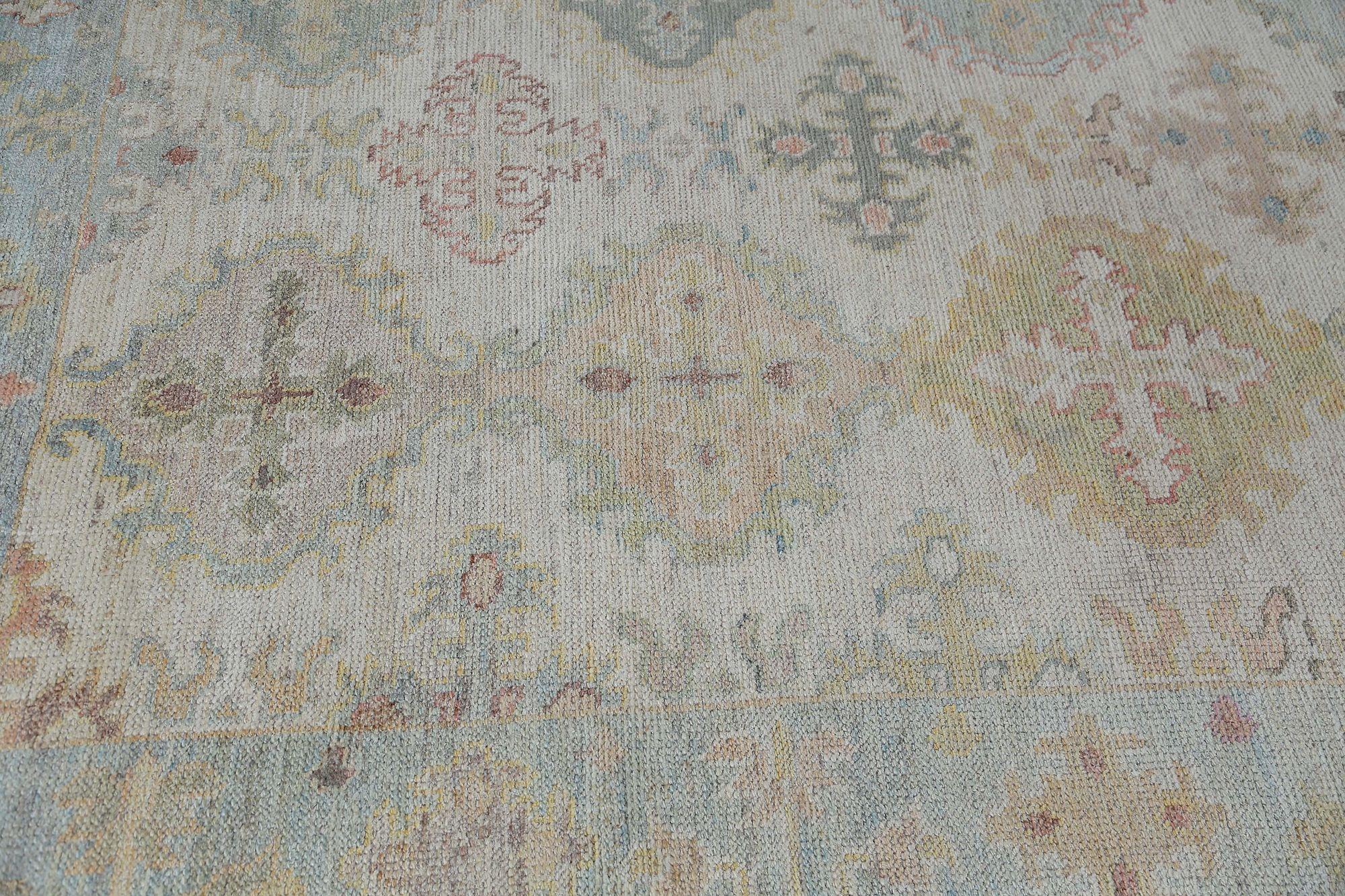 Entdecken Sie die Eleganz von Afghanistan Oushak mit Teppichen von Circa 1990. Dieses exklusive Design aus Wolle und Elfenbein ist perfekt, um Ihren Raum zu verschönern.