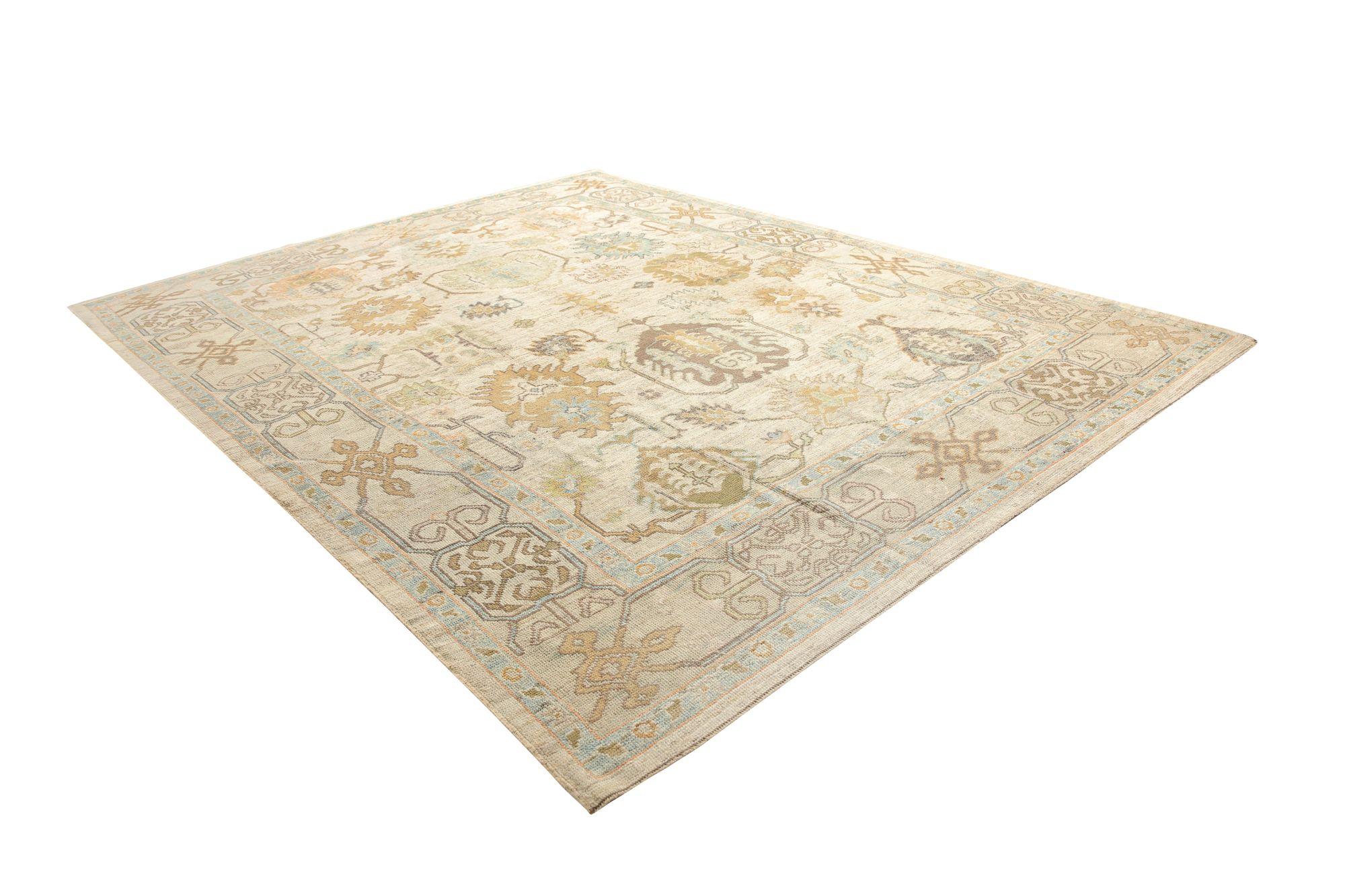 Entdecken Sie die Eleganz von Afghanistan Oushak mit Teppichen von Circa 1990. Dieses exklusive Design aus Wolle und Elfenbein ist perfekt, um Ihren Raum zu verschönern.