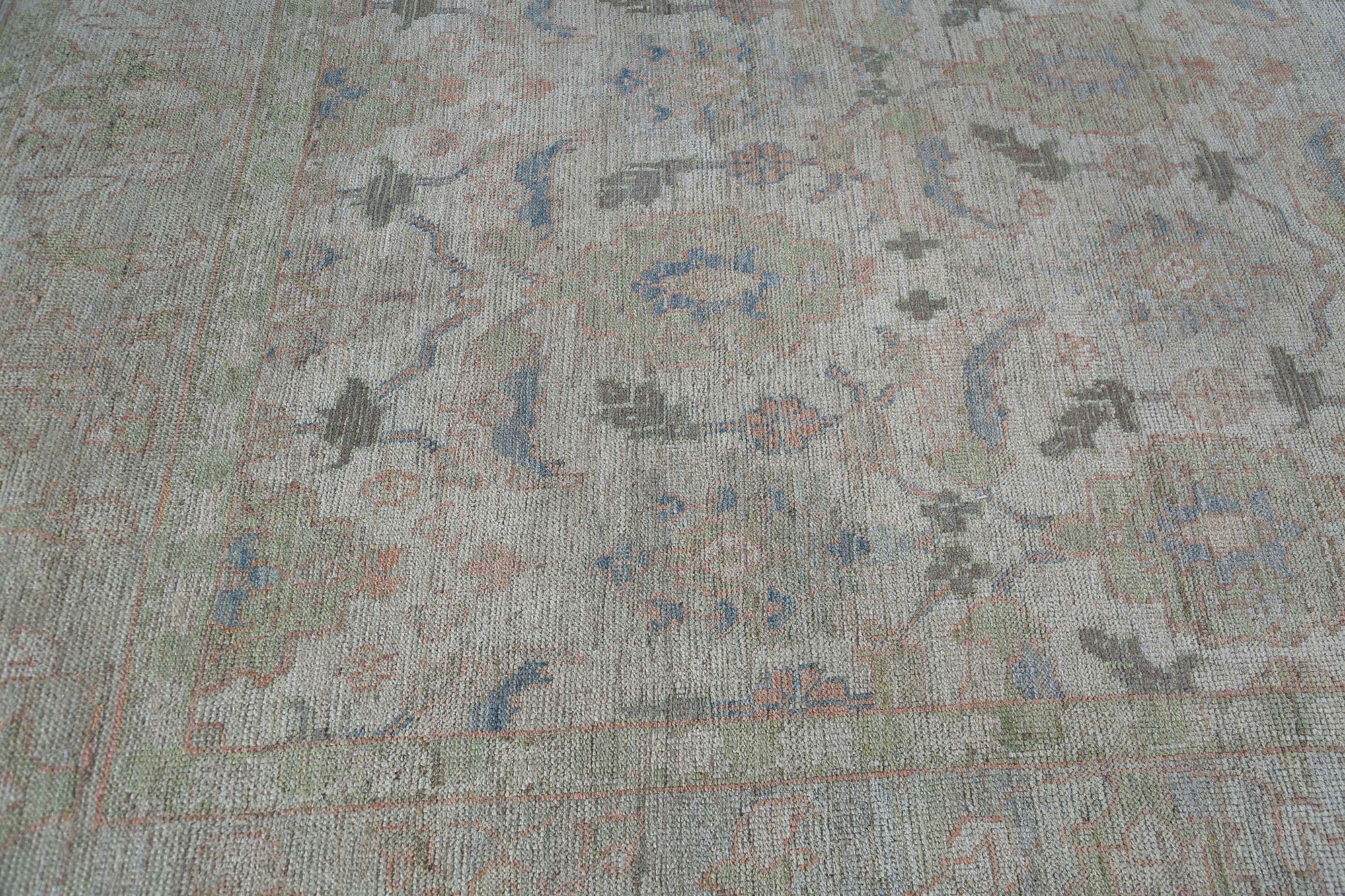 Entdecken Sie die Eleganz von Afghanistan Oushak mit Teppichen von Circa 1990. Dieses exklusive Design aus Wolle und Elfenbein ist perfekt, um Ihren Raum zu verschönern.