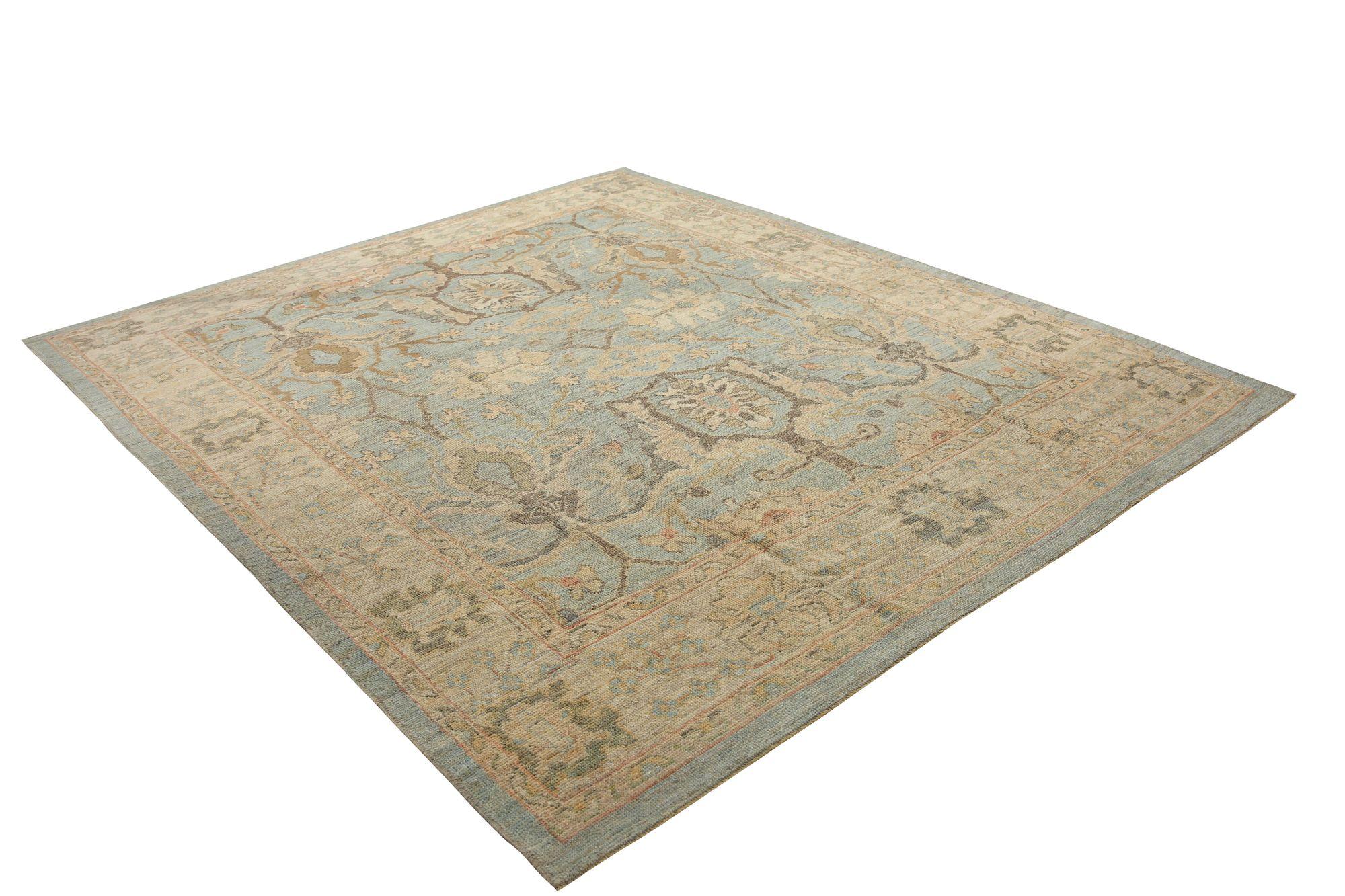 Descubre la elegancia de las alfombras Oushak de Afganistán de Circa 1990. Diseñado con lana y azul marfil claro, este diseño exclusivo es perfecto para realzar tu espacio.