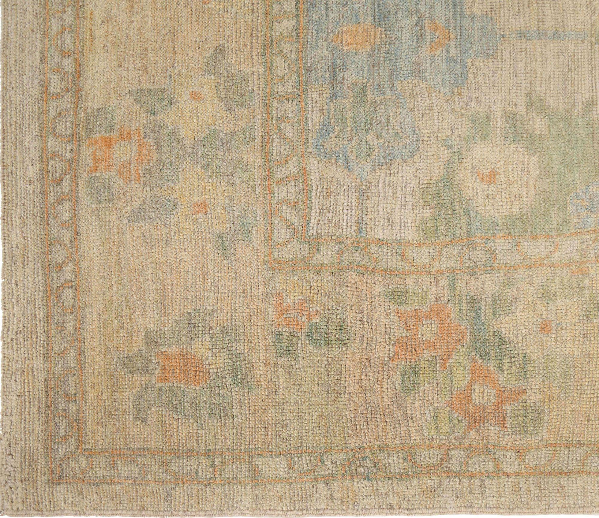 Scopri l'eleganza dell'Afghanistan Oushak con i tappeti per l'area CIRCA del 1990. Progettato con lana e giallo avorio, questo design esclusivo è perfetto per valorizzare il tuo spazio.