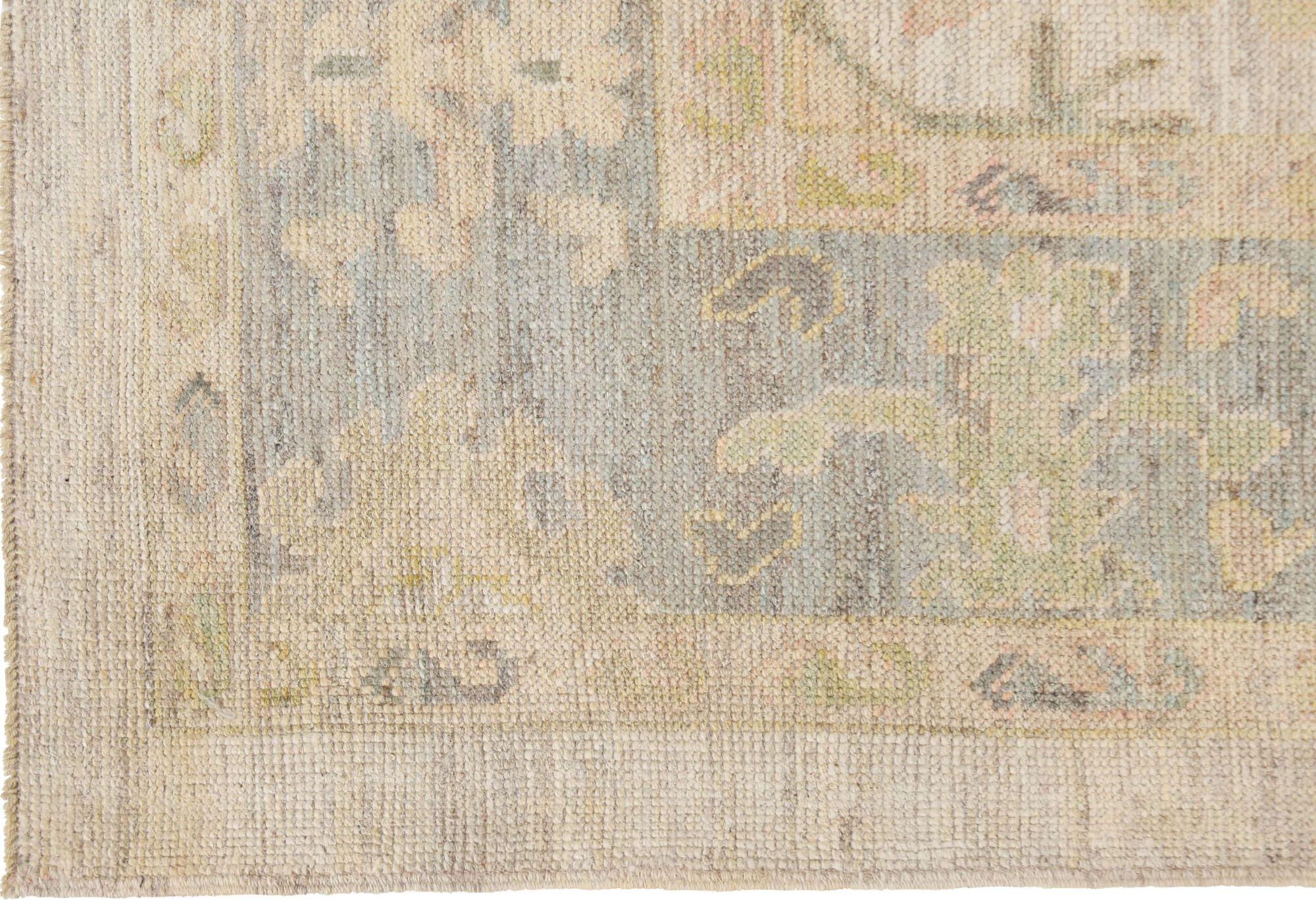 Scopri l'eleganza dell'Afghanistan Oushak con i tappeti per l'area CIRCA del 1990. Progettato con lana e rosa avorio, questo design esclusivo è perfetto per valorizzare il tuo spazio.