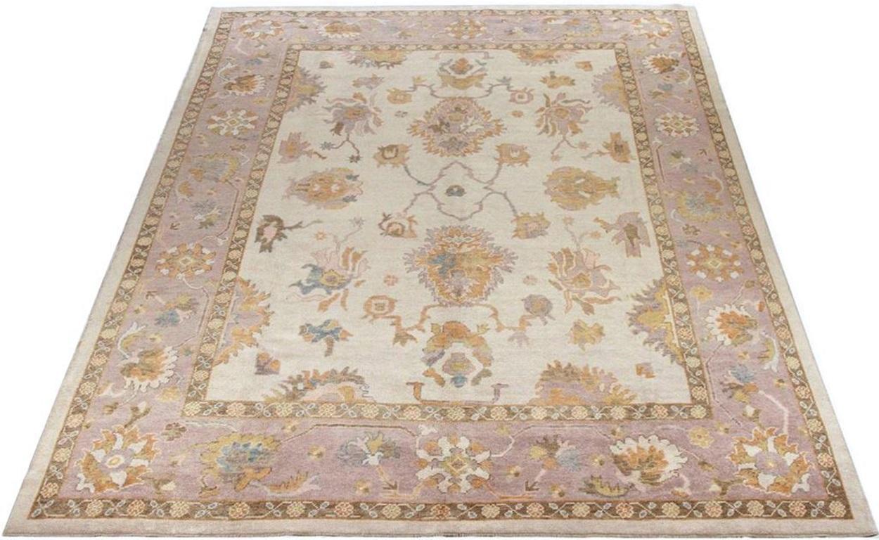 Descubre la elegancia de las alfombras Oushak de Afganistán de Circa 1990. Diseñado con lana y marfil-naranja-púrpura-amarillo, este diseño exclusivo es perfecto para realzar tu espacio.