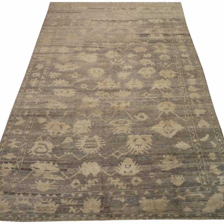 Scopri l'eleganza dell'Afghanistan Oushak con i tappeti per l'area CIRCA del 1990. Progettato con lana e IvoryTaupe, questo design esclusivo è perfetto per valorizzare il tuo spazio.