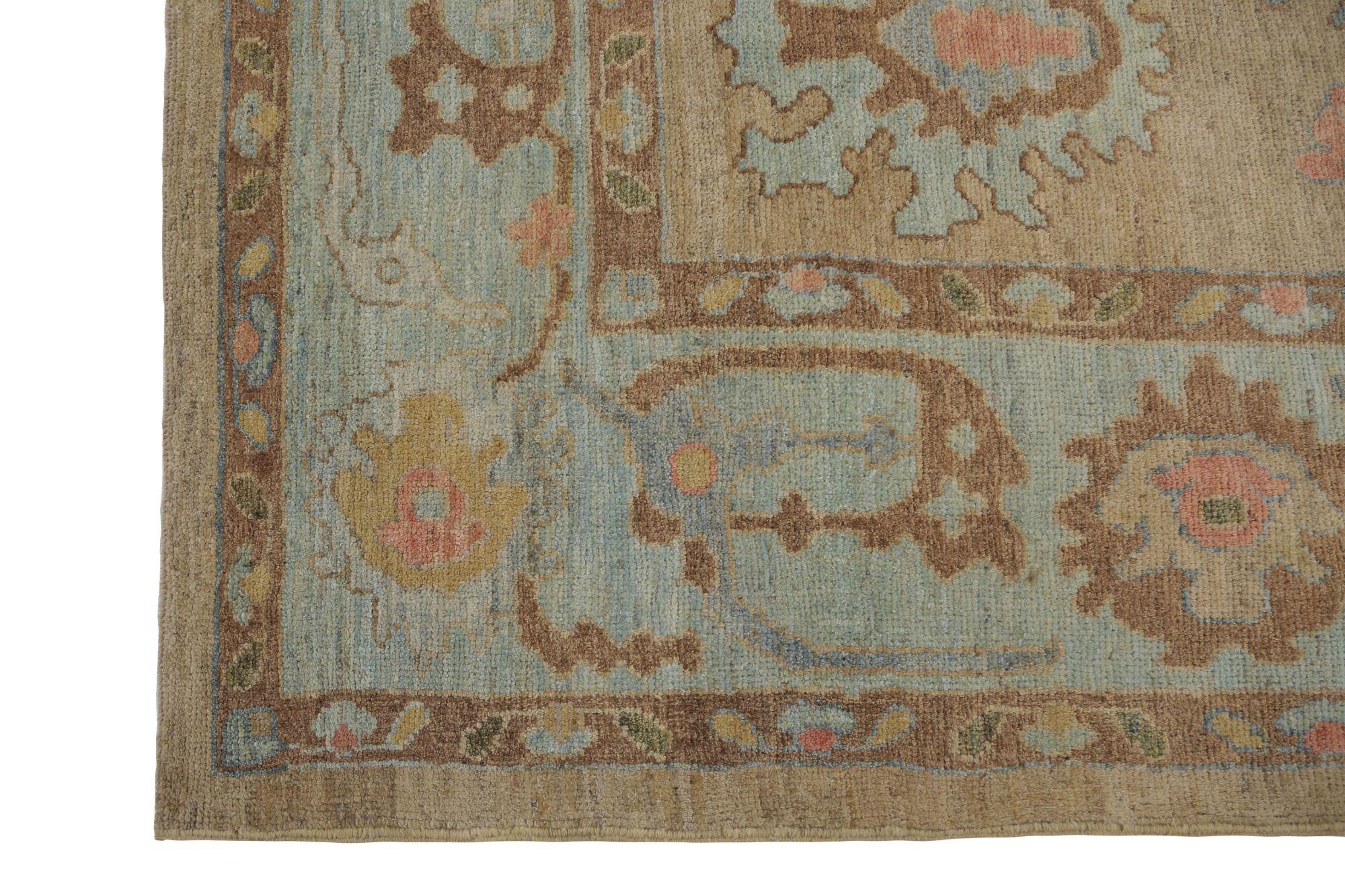 Découvrez l'élégance des tapis d'Afghanistan Oushak de Circa 1990. Conçu avec de la laine et du Design/One, ce design exclusif est parfait pour mettre en valeur votre espace.