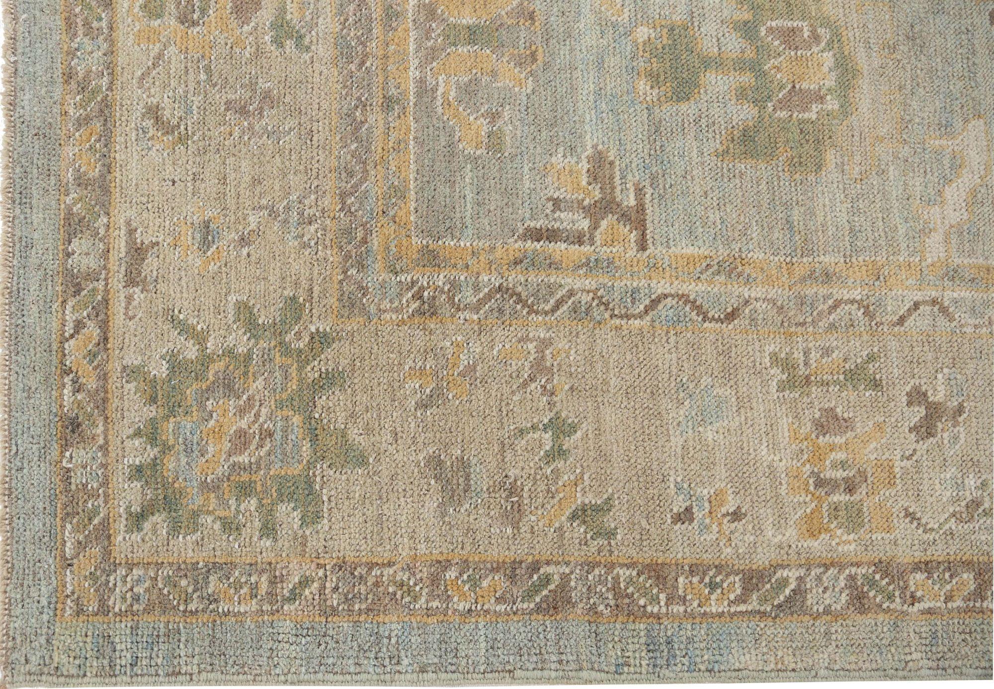 Descubre la elegancia de las alfombras Oushak de Afganistán de Circa 1990. Diseñado con lana y azul claro, este diseño exclusivo es perfecto para realzar tu espacio.
