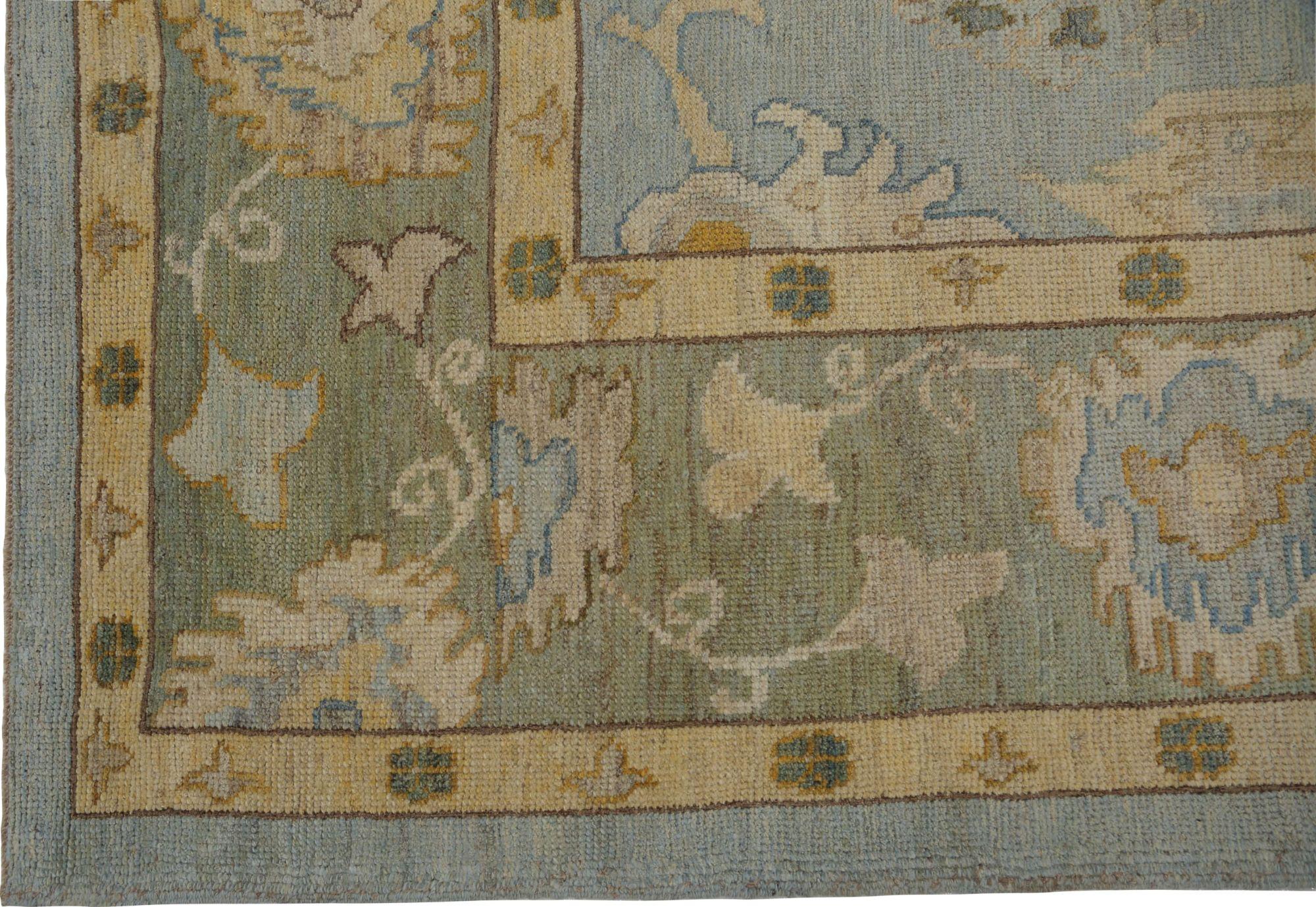 Scopri l'eleganza dell'Afghanistan Oushak con i tappeti per l'area CIRCA del 1990. Progettato con lana e azzurro, questo design esclusivo è perfetto per valorizzare il tuo spazio.