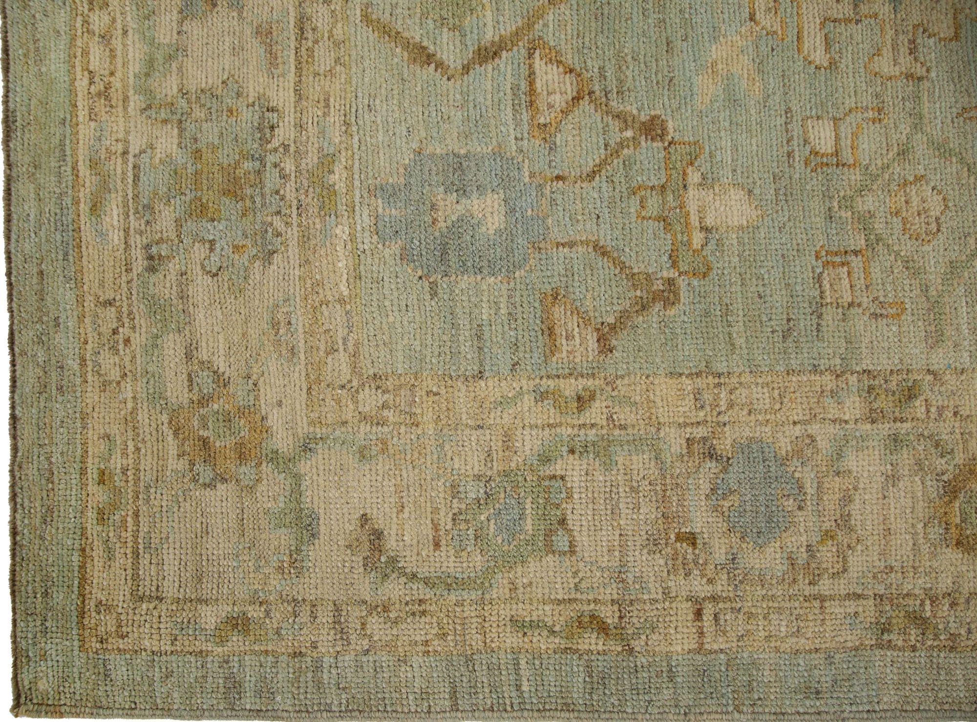 Entdecken Sie die Eleganz von Afghanistan Oushak mit Teppichen von Circa 1990. Dieses exklusive Design aus Wolle und Hellblau ist perfekt, um Ihren Raum zu verschönern.