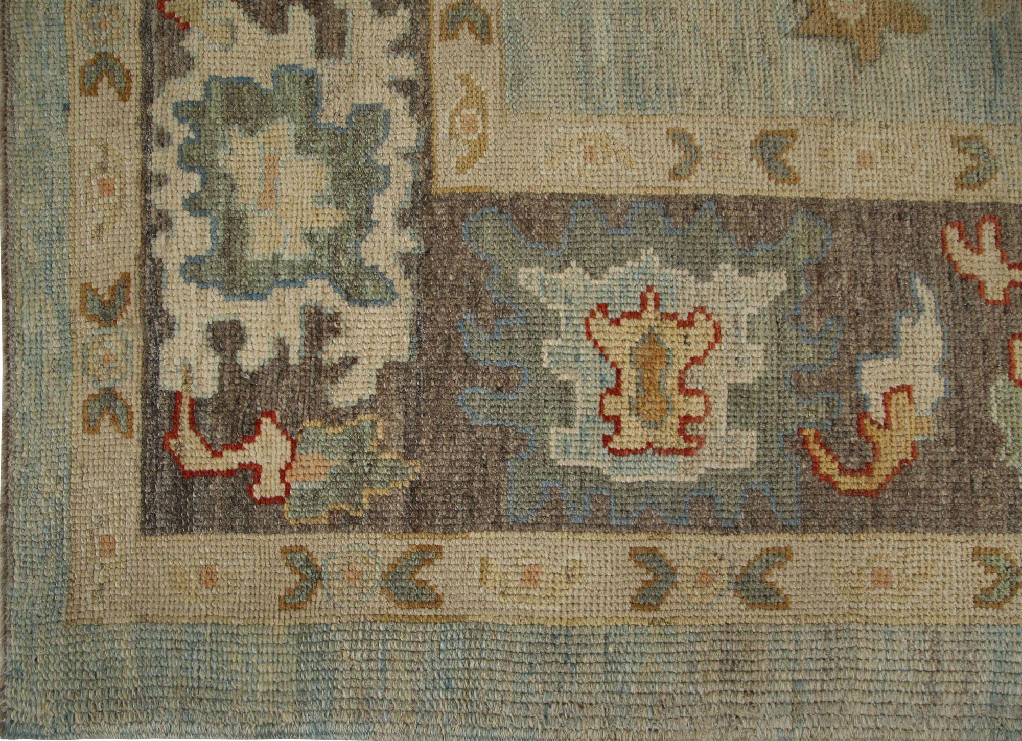 Entdecken Sie die Eleganz von Afghanistan Oushak mit Teppichen von Circa 1990. Dieses exklusive Design aus Wolle und Hellblau ist perfekt, um Ihren Raum zu verschönern.