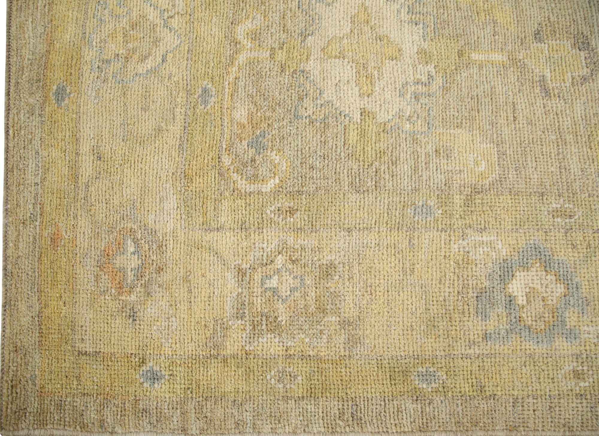 Entdecken Sie die Eleganz von Afghanistan Oushak mit Teppichen von Circa 1990. Dieses exklusive Design aus Wolle und TaupeYellow ist perfekt, um Ihren Raum zu verschönern.