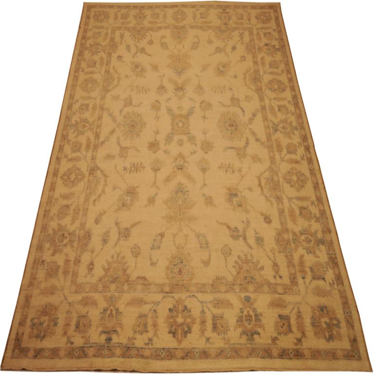 Descubre la elegancia de las alfombras Oushak de Afganistán de Circa 1990. Diseñado con lana y amarillo, este diseño exclusivo es perfecto para realzar tu espacio.