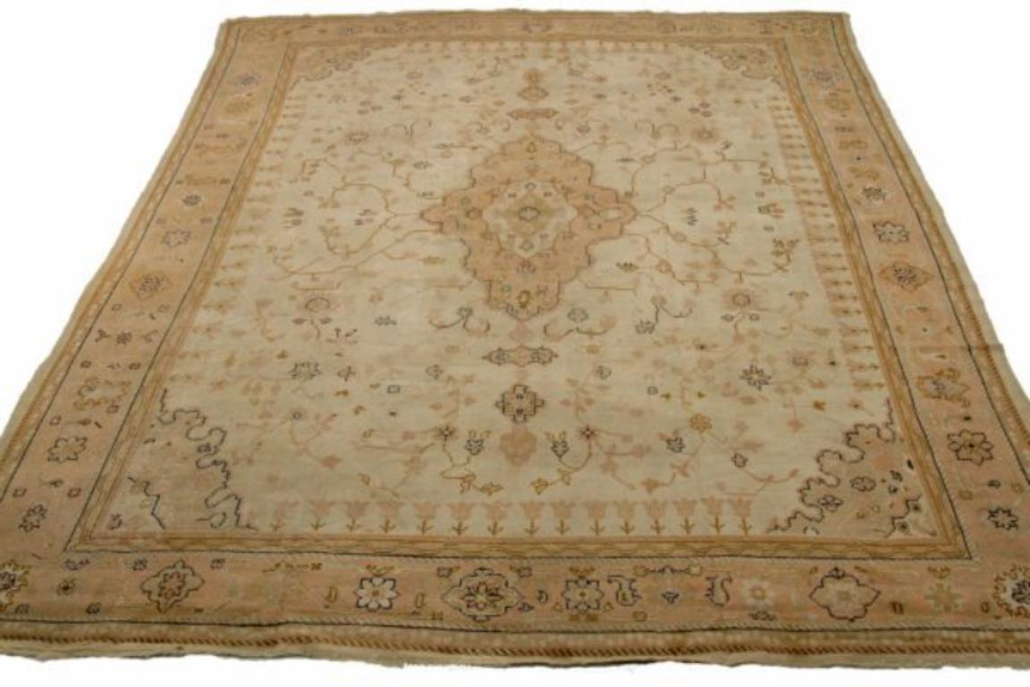 Scopri l'eleganza dell'Afghanistan Oushak con il tappeto over size CIRCA 1880. Progettato con lana e rosa avorio, questo design esclusivo è perfetto per valorizzare il tuo spazio.