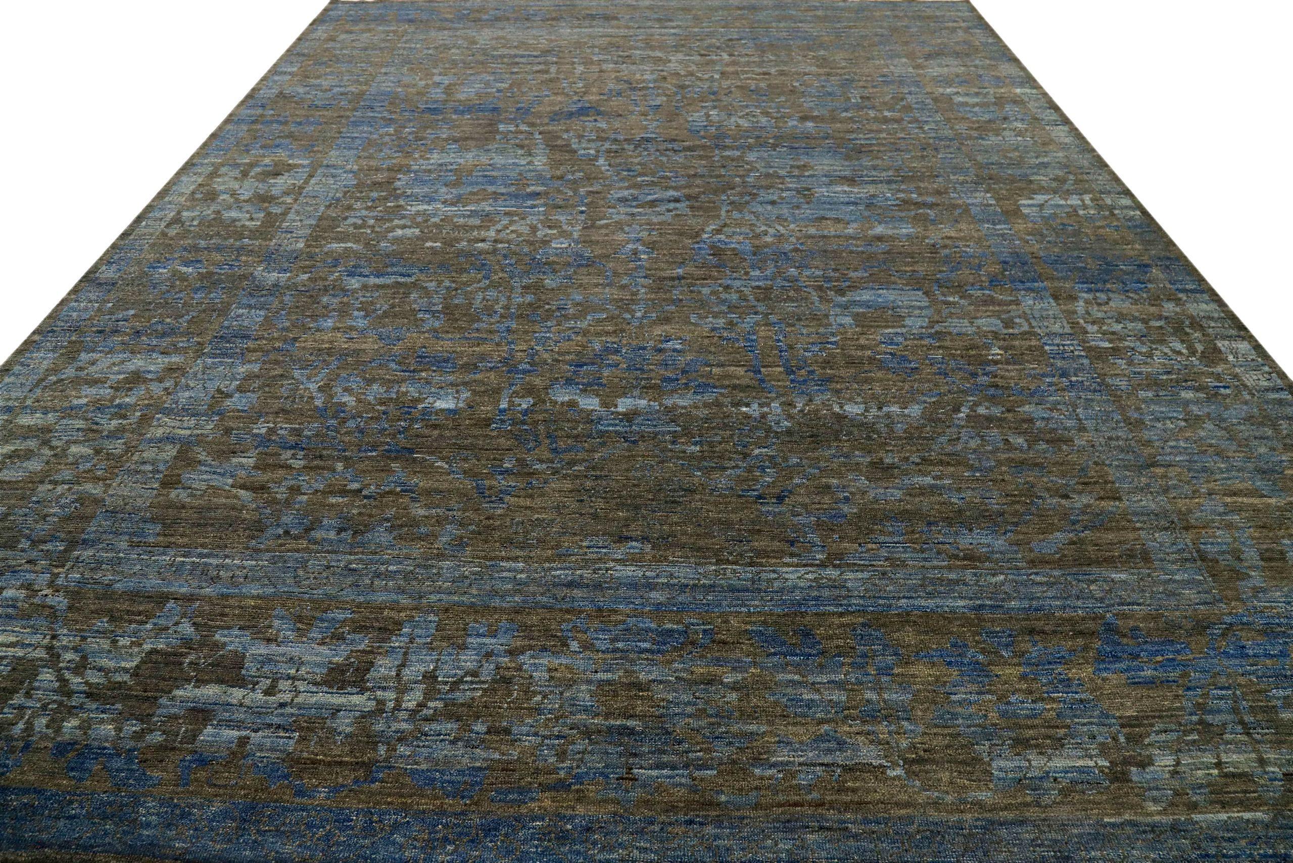 Entdecken Sie die Eleganz von Afghanistan Oushak mit einem übergroßen Teppich von CIRCA 1990. Dieses exklusive Design aus Wolle und BlueBrown ist perfekt, um Ihren Raum zu verschönern.
