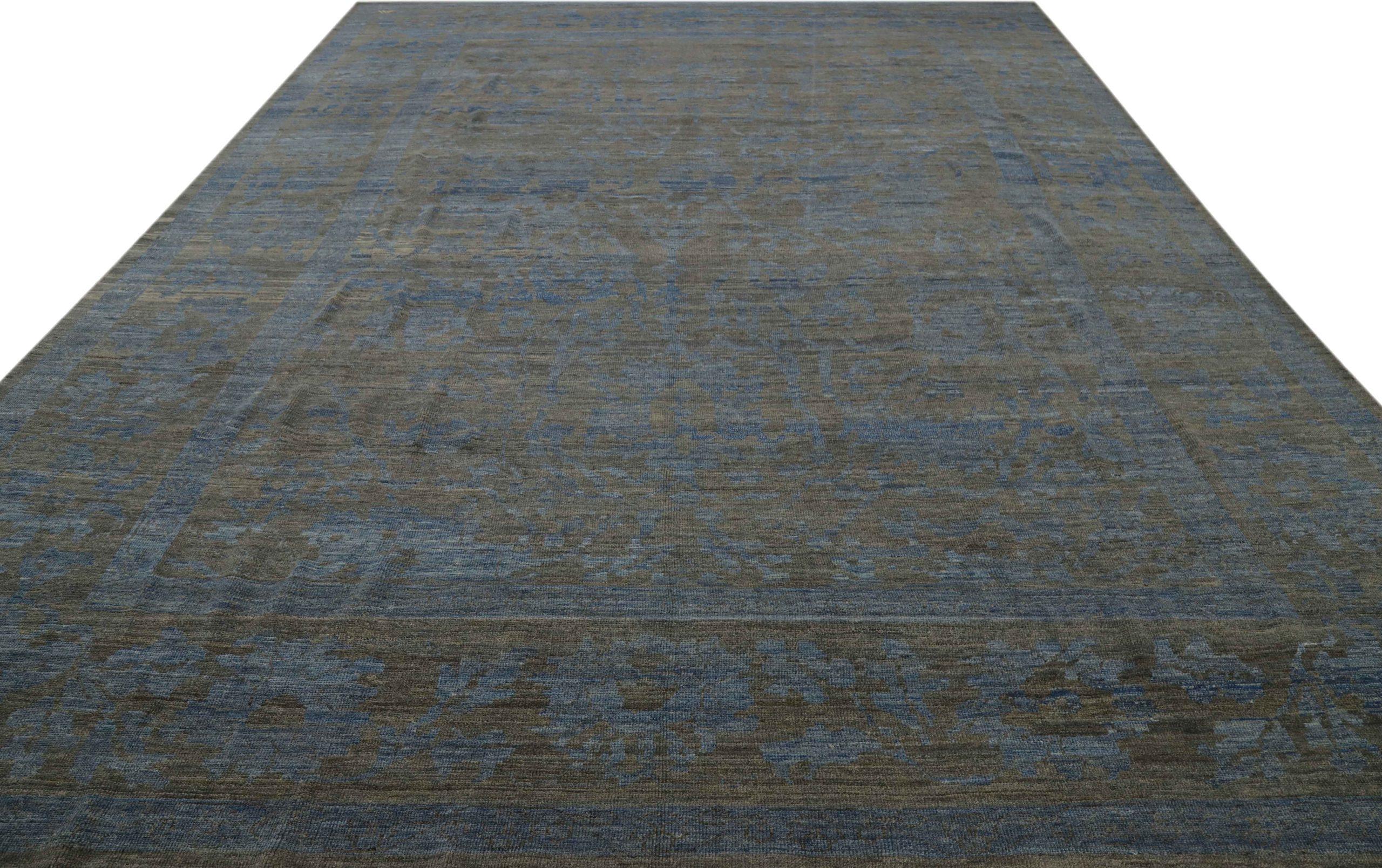 Entdecken Sie die Eleganz von Afghanistan Oushak mit einem übergroßen Teppich von CIRCA 1990. Dieses exklusive Design aus Wolle und BlueBrown ist perfekt, um Ihren Raum zu verschönern.
