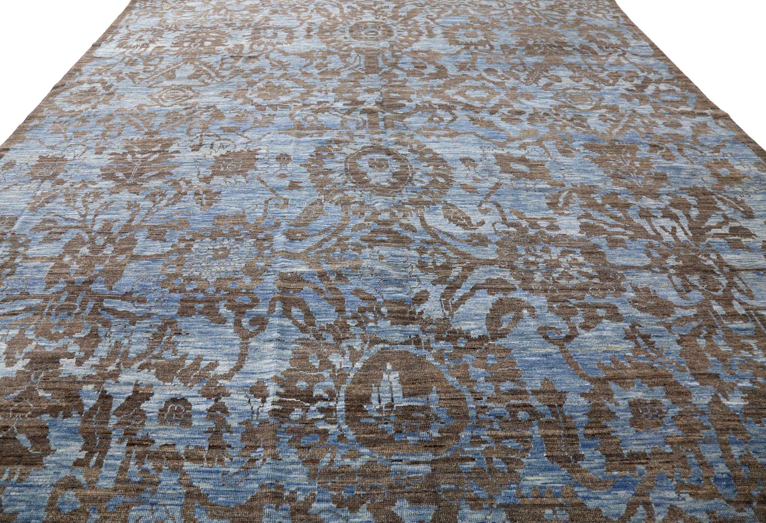 Entdecken Sie die Eleganz von Afghanistan Oushak mit einem übergroßen Teppich von CIRCA 1990. Dieses exklusive Design aus Wolle und BlueBrown ist perfekt, um Ihren Raum zu verschönern.
