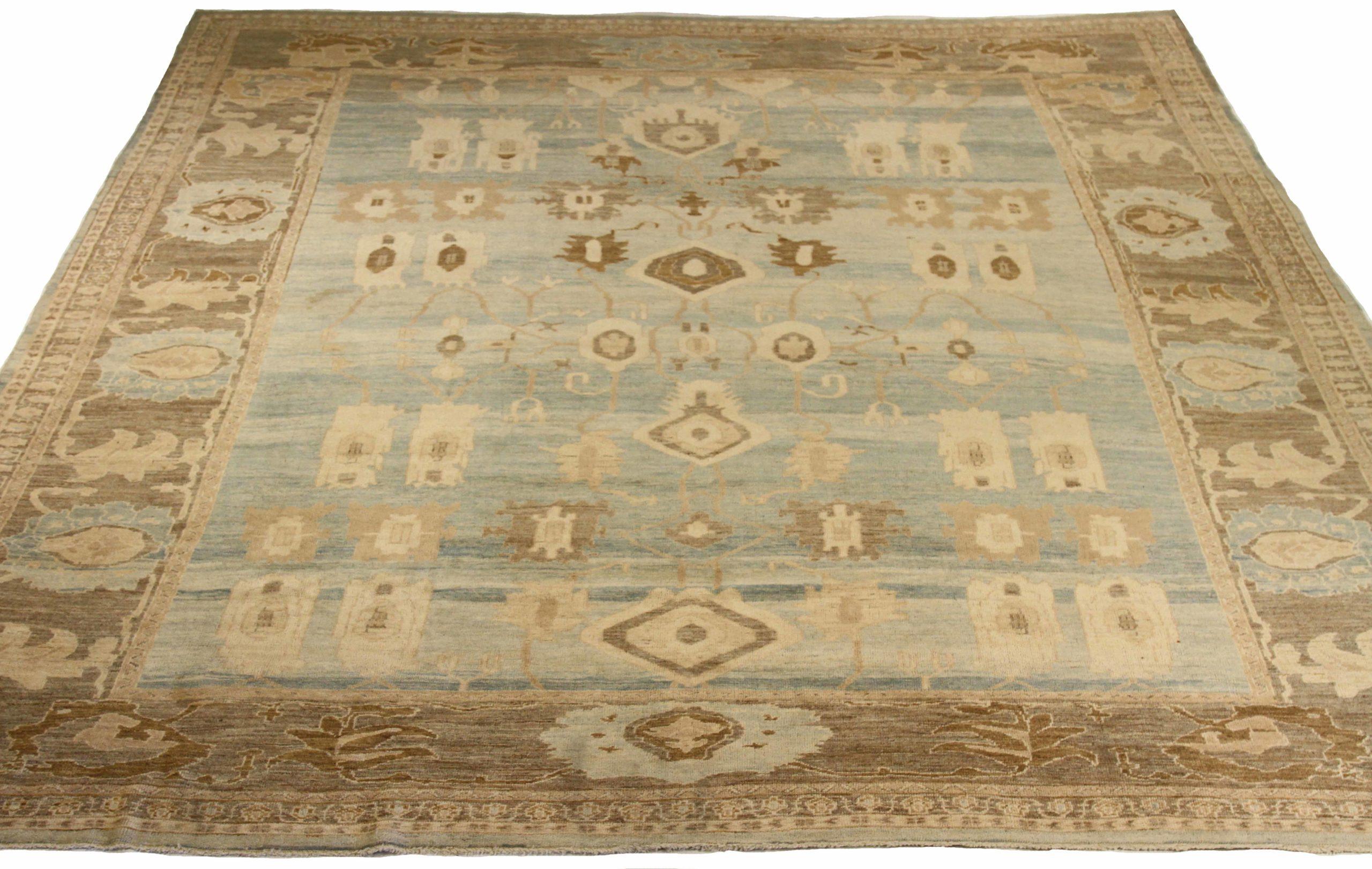 Entdecken Sie die Eleganz von Afghanistan Oushak mit einem übergroßen Teppich von CIRCA 1990. Dieses exklusive Design aus Wolle und BlueIvoryTaupe ist perfekt, um Ihren Raum zu verschönern.