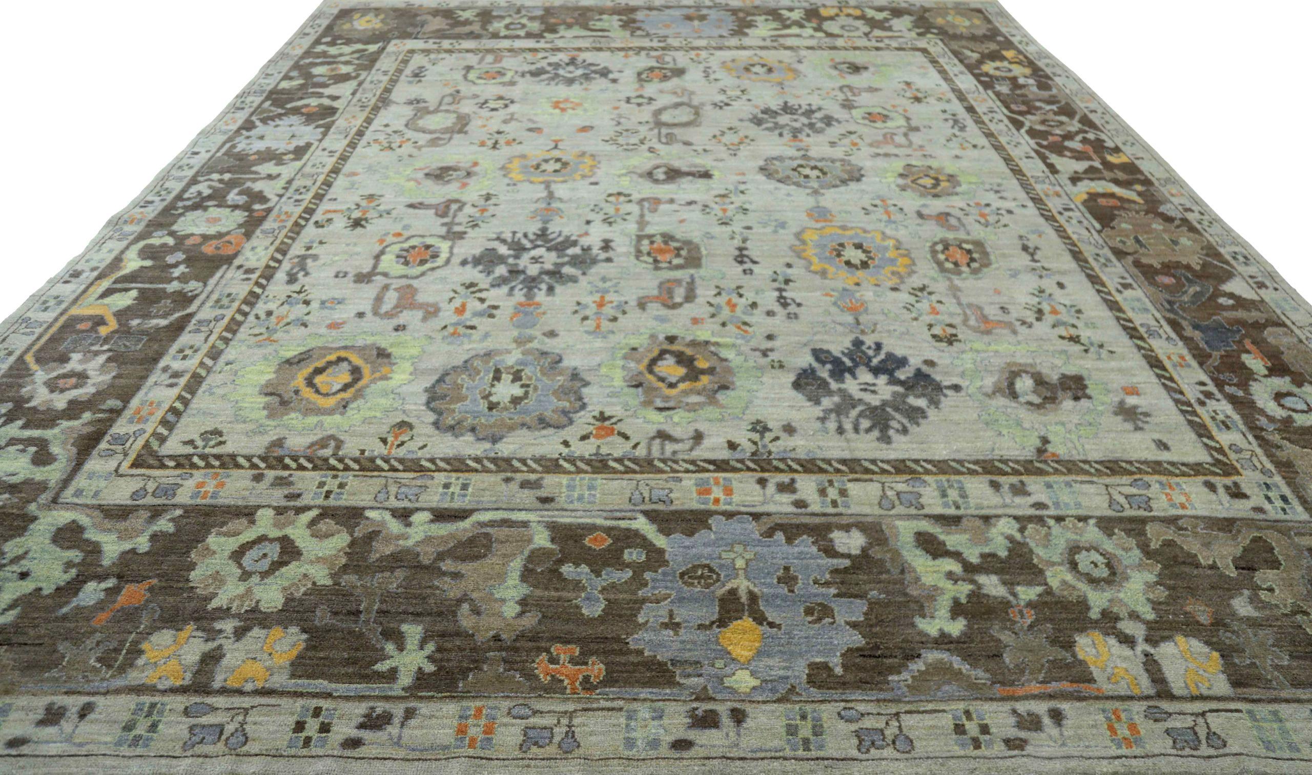 Scopri l'eleganza dell'Afghanistan Oushak con il tappeto over size CIRCA 1990. Progettato con lana e marrone-verde-avorio, questo design esclusivo è perfetto per valorizzare il tuo spazio.