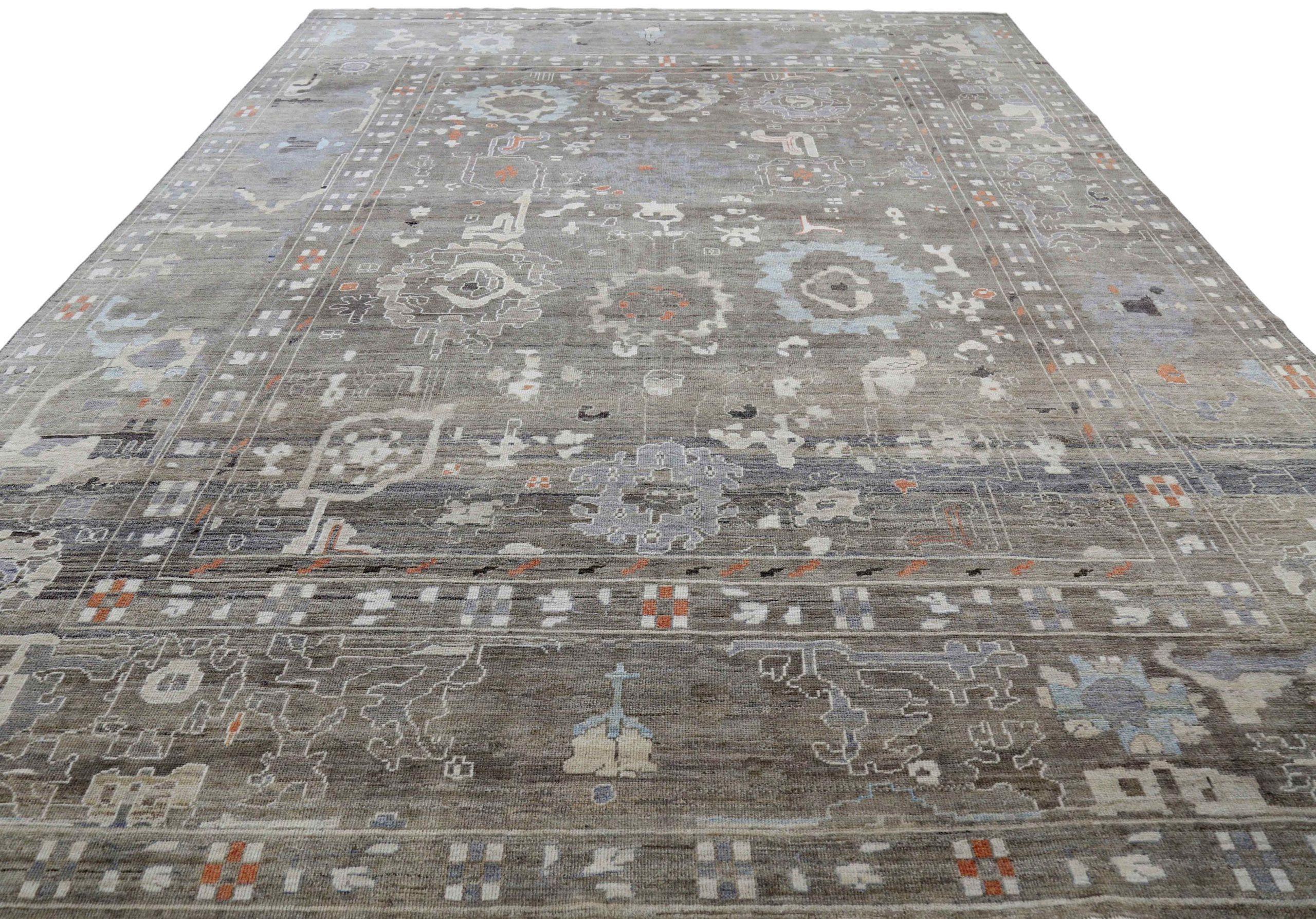 Entdecken Sie die Eleganz von Afghanistan Oushak mit einem übergroßen Teppich von CIRCA 1990. Dieses exklusive Design aus Wolle und Braun-Elfenbein ist perfekt, um Ihren Raum zu verschönern.