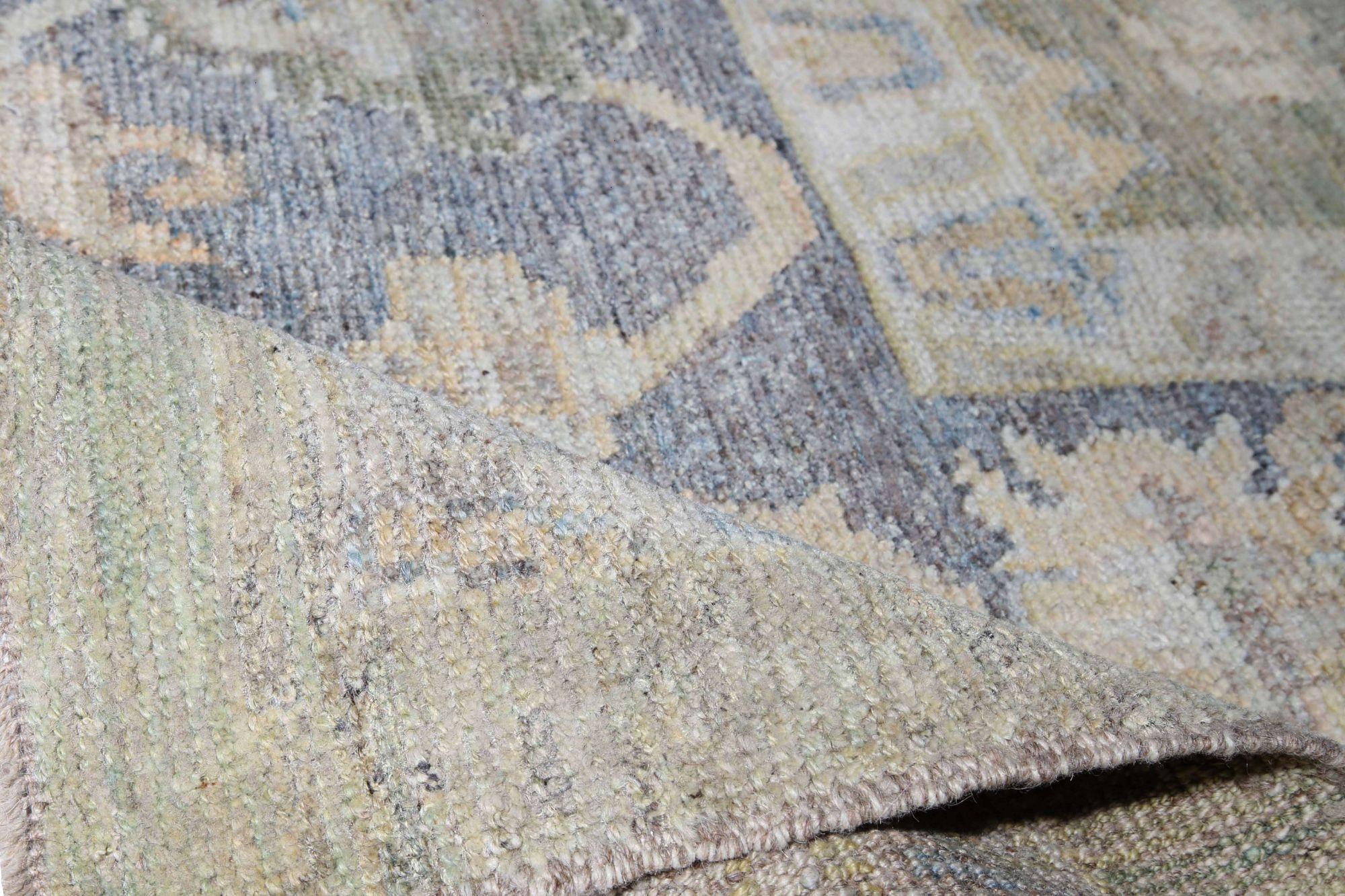 Entdecken Sie die Eleganz von Afghanistan Oushak mit einem übergroßen Teppich von CIRCA 1990. Dieses exklusive Design aus Wolle und BlueBrown ist perfekt, um Ihren Raum zu verschönern.