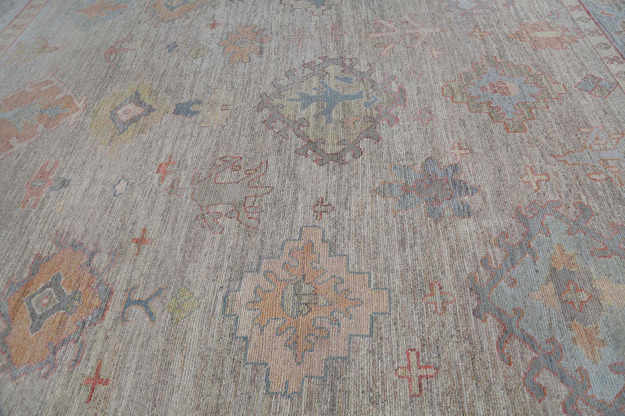 Scopri l'eleganza dell'Afghanistan Oushak con il tappeto over size CIRCA 1990. Progettato con lana e blu-grigio, questo design esclusivo è perfetto per valorizzare il tuo spazio.