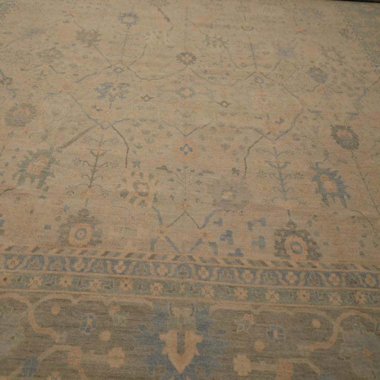 Entdecken Sie die Eleganz von Afghanistan Oushak mit einem übergroßen Teppich von CIRCA 1990. Dieses exklusive Design aus Wolle und BlauGrünElfenbeinGelb ist perfekt, um Ihren Raum zu verschönern.